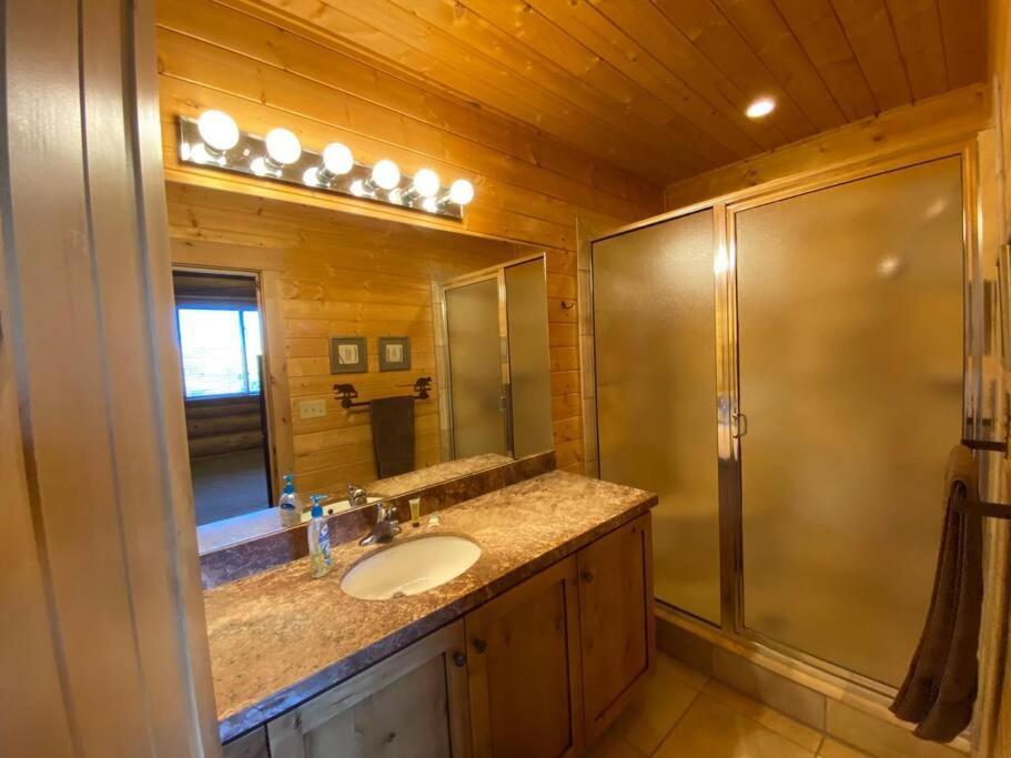 Large Group Lodge with Pool and Private Ranch photo 22
