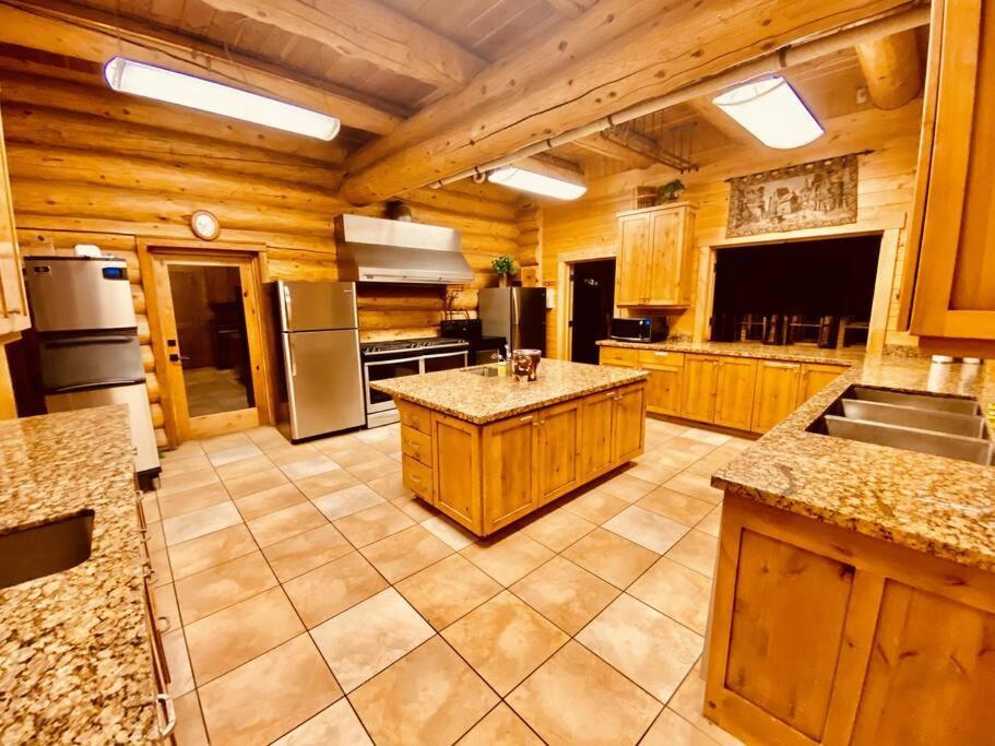 Large Group Lodge with Pool and Private Ranch photo 27