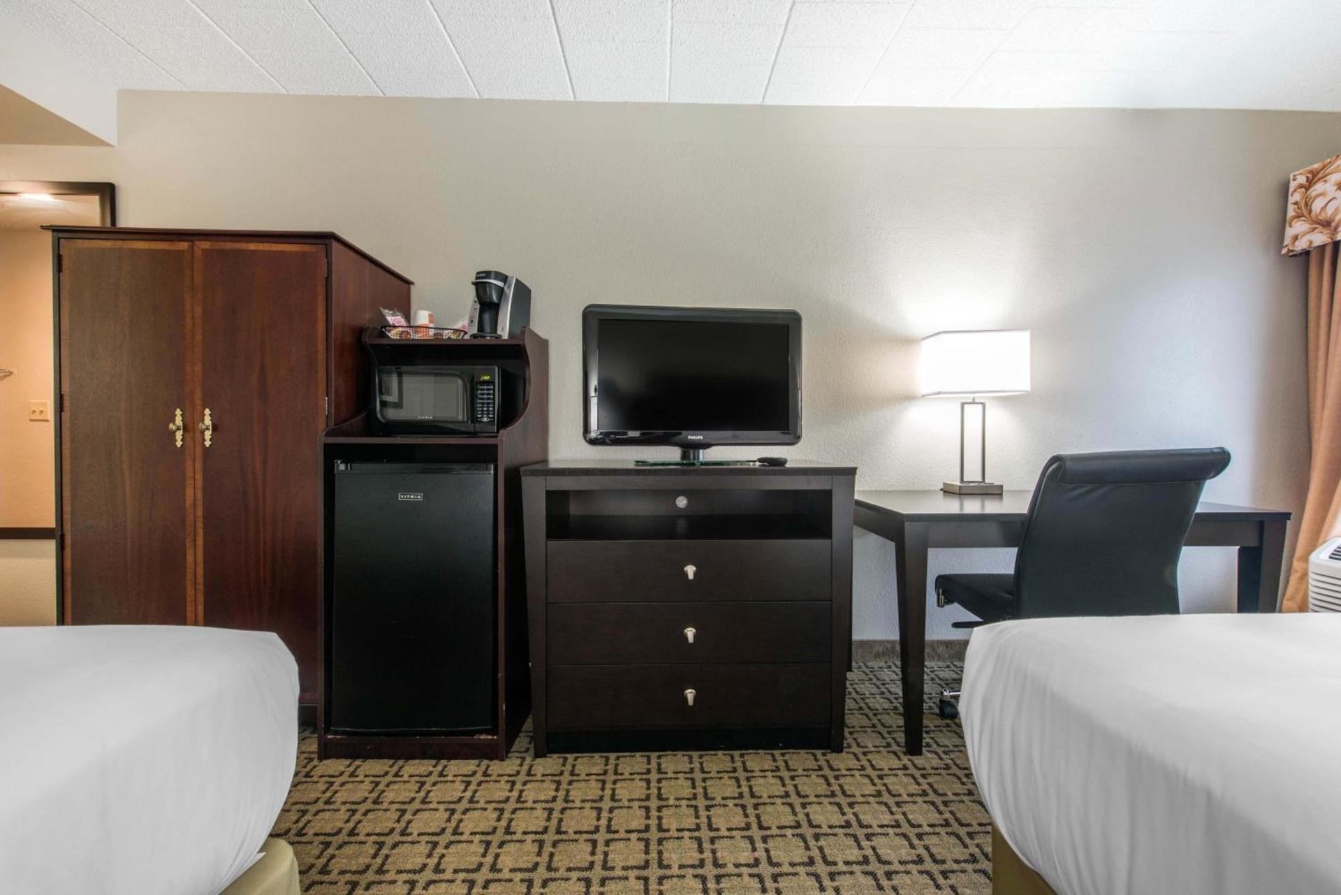Clarion Inn Cranberry Township photo 41