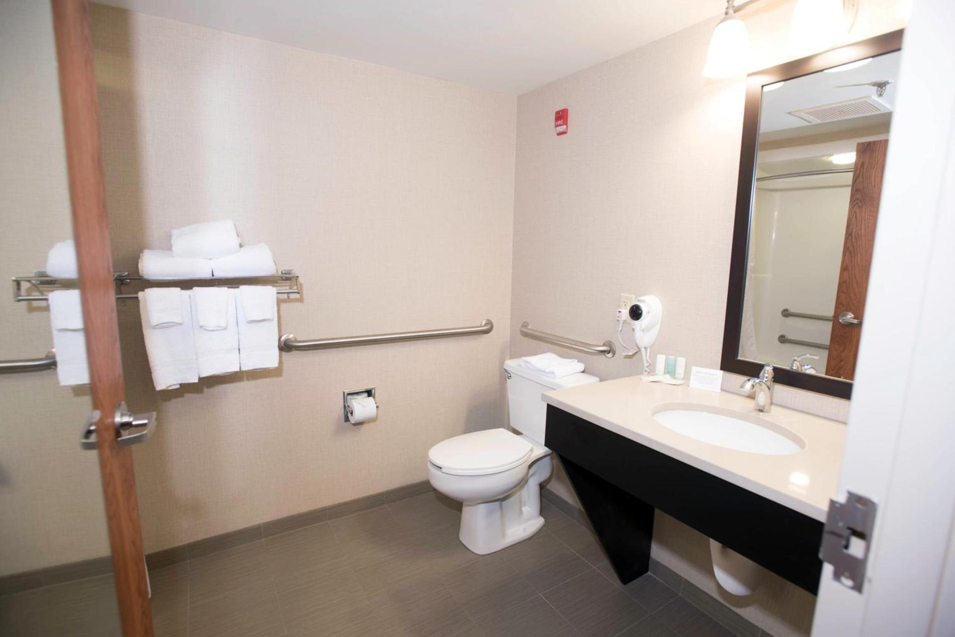 Clarion Inn Cranberry Township photo 49