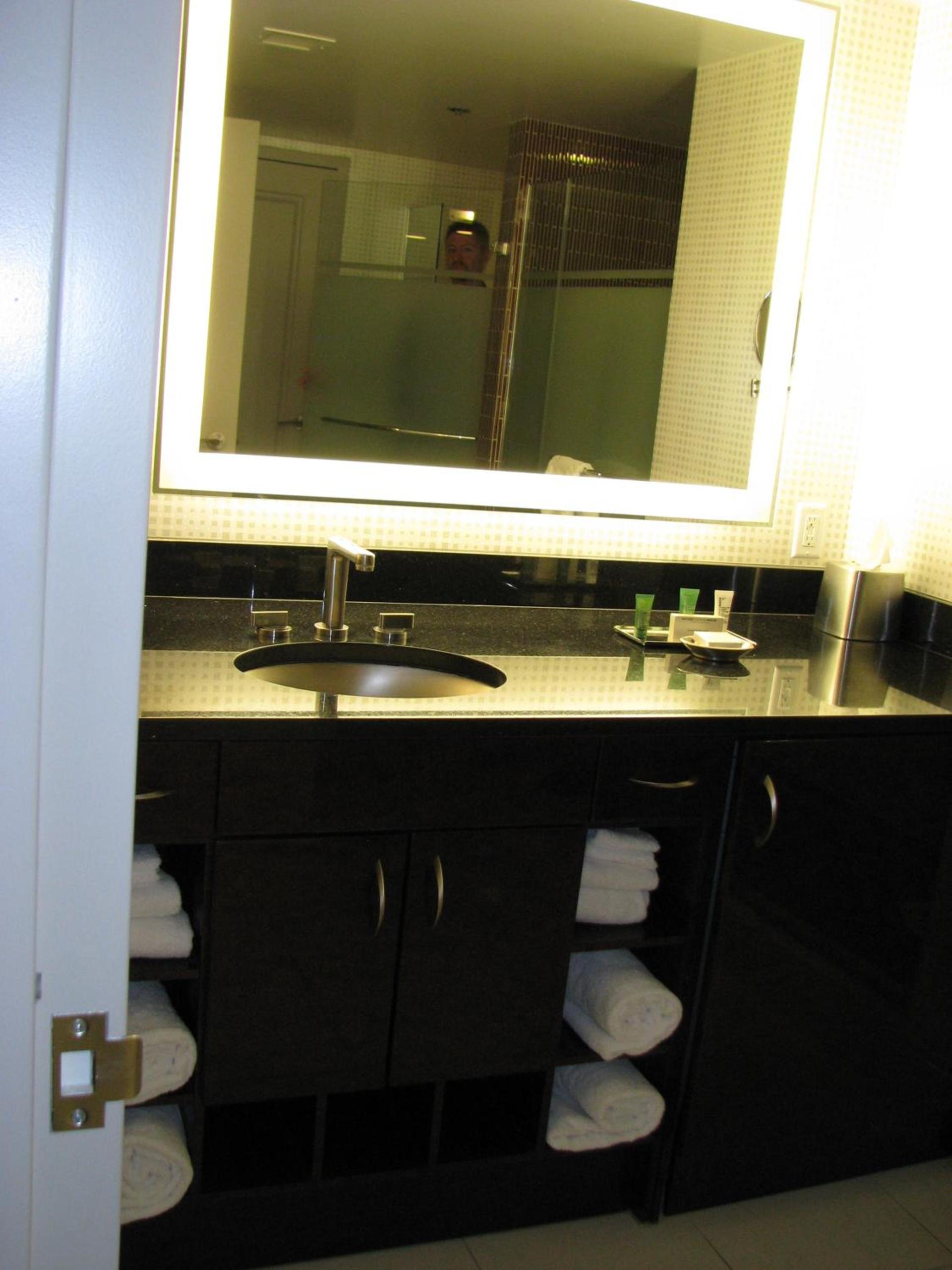 Suites at Elara Las Vegas Center Strip-No Resort Fees photo 25