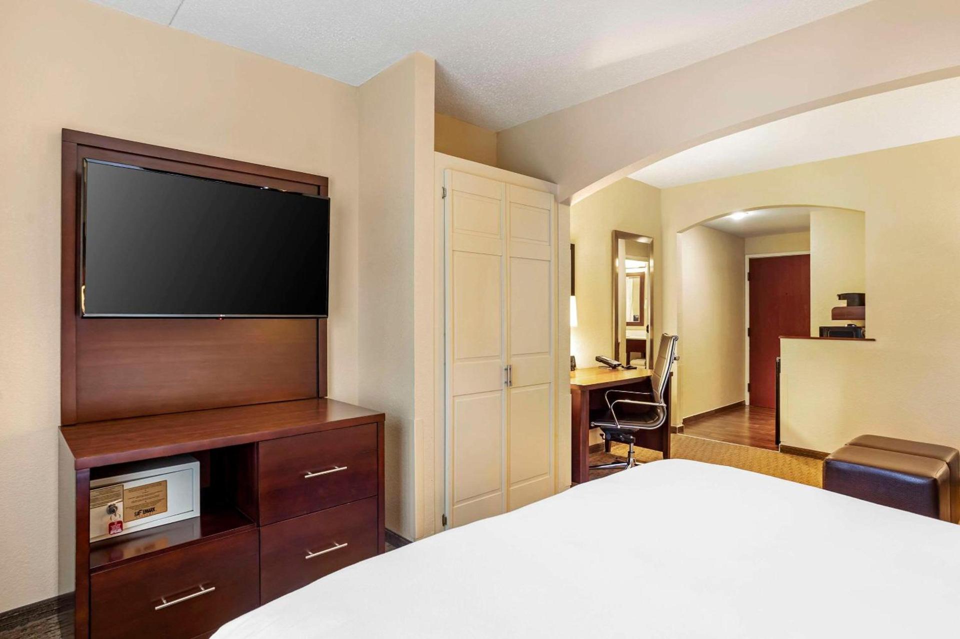 Comfort Suites State College near Penn State - Steps Away from PSU! photo 11