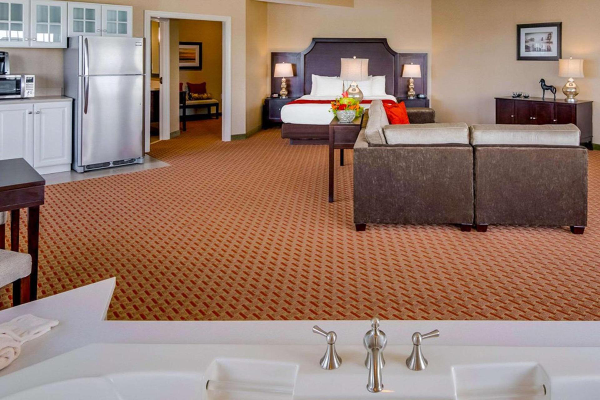 Comfort Suites Chincoteague Island Bayfront Resort photo 24