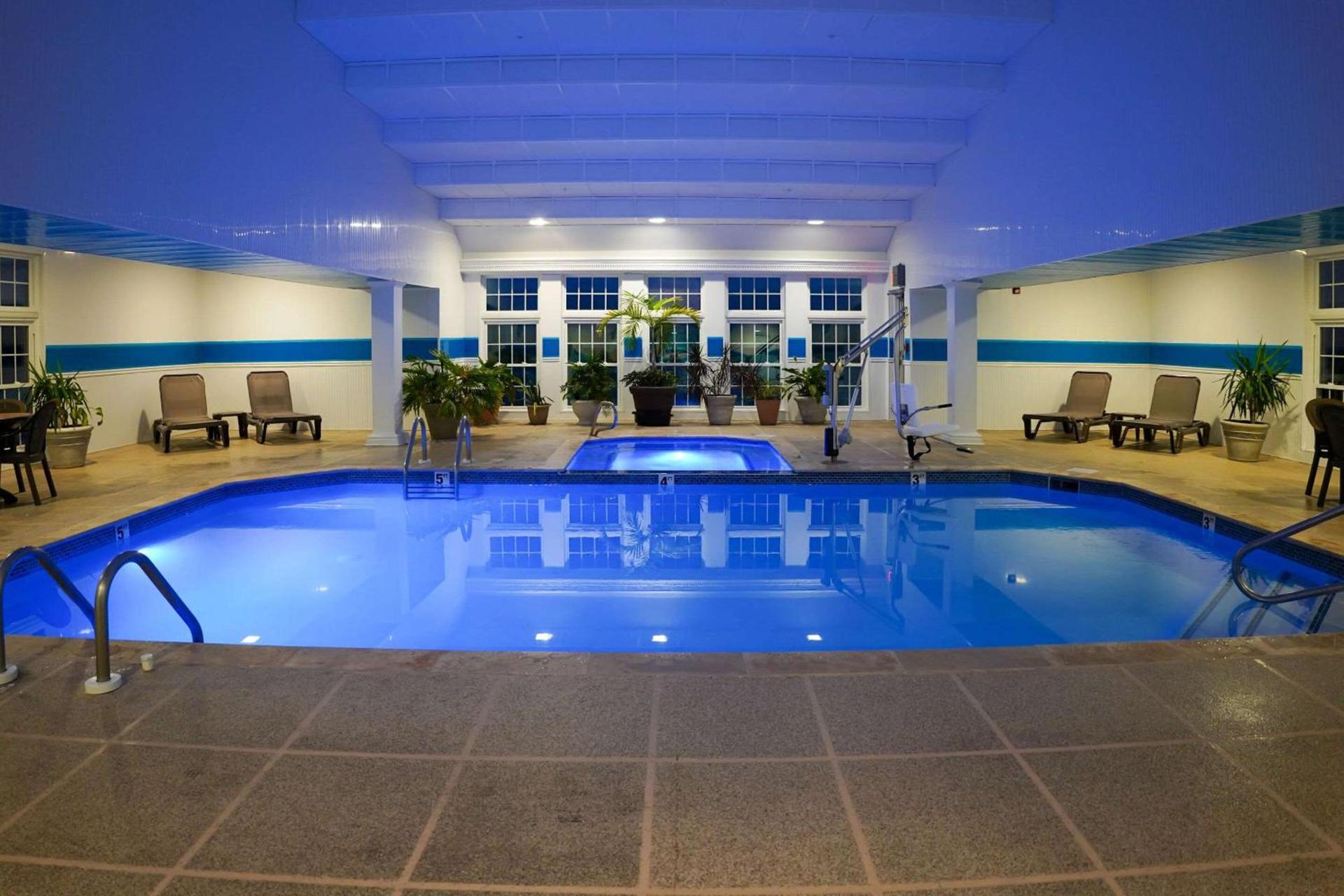 Comfort Suites Chincoteague Island Bayfront Resort photo 27