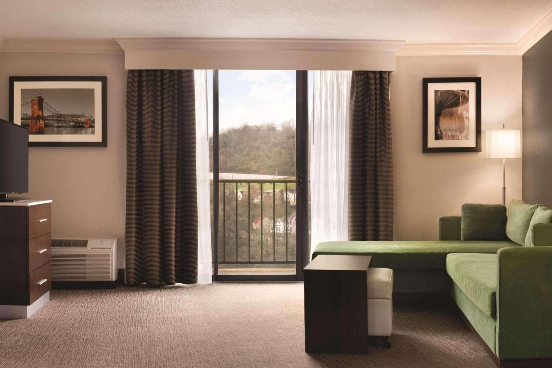 Radisson Hotel Cincinnati Riverfront photo 10