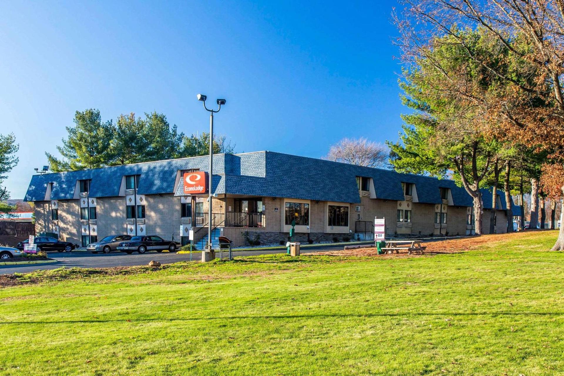 Econo Lodge Milldale - Southington photo 1