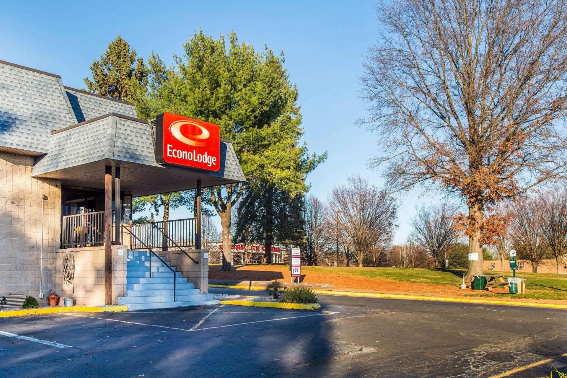 Econo Lodge Milldale - Southington photo 2