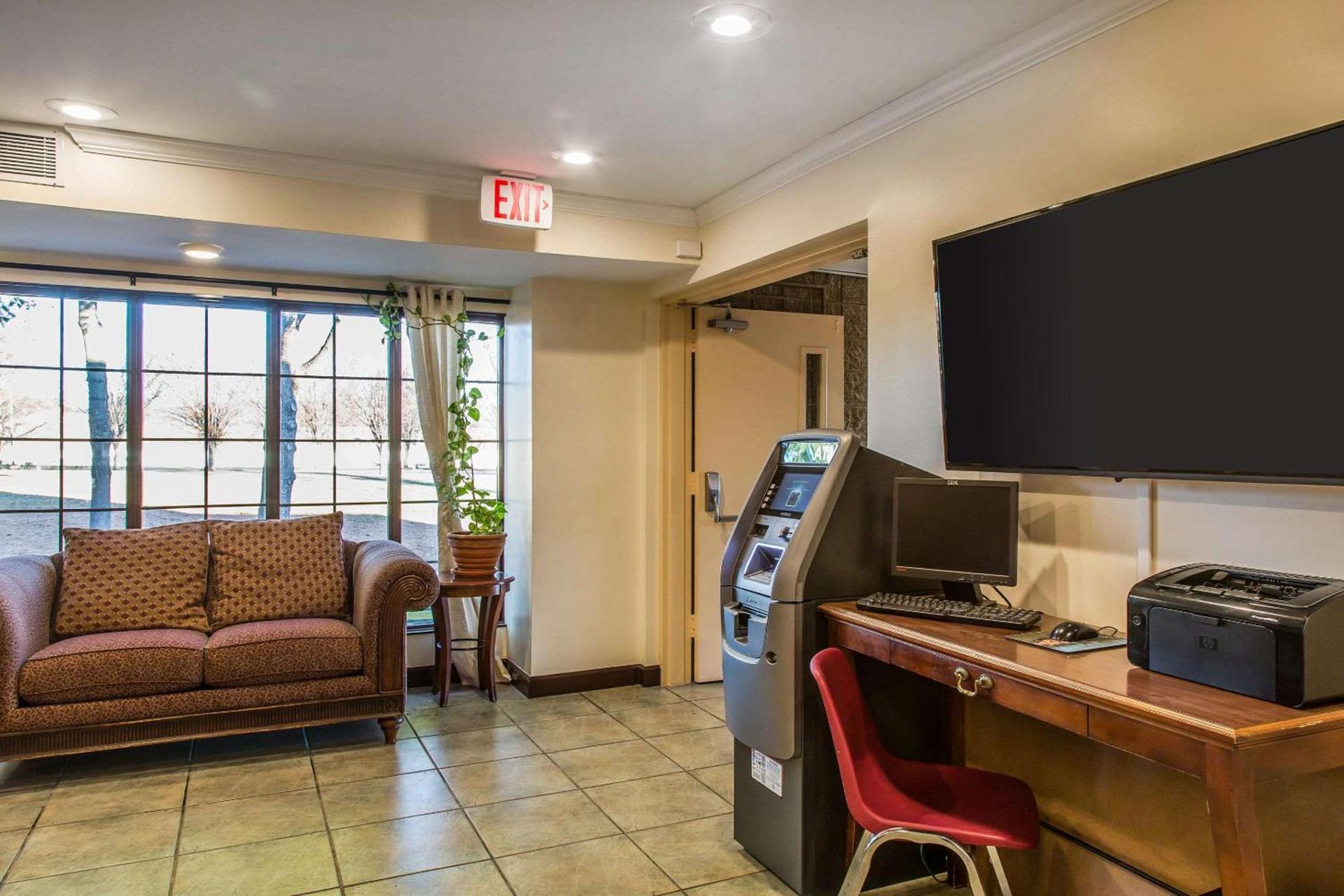 Econo Lodge Milldale - Southington photo 7