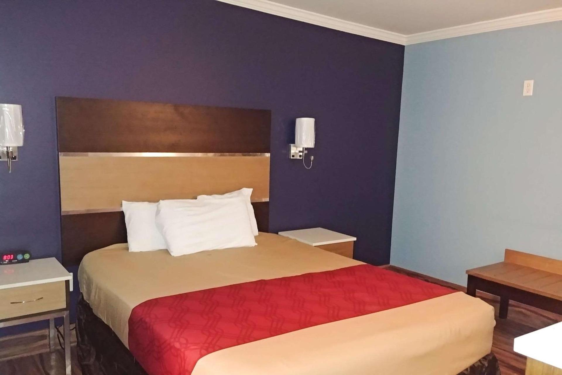 Econo Lodge Milldale - Southington photo 9