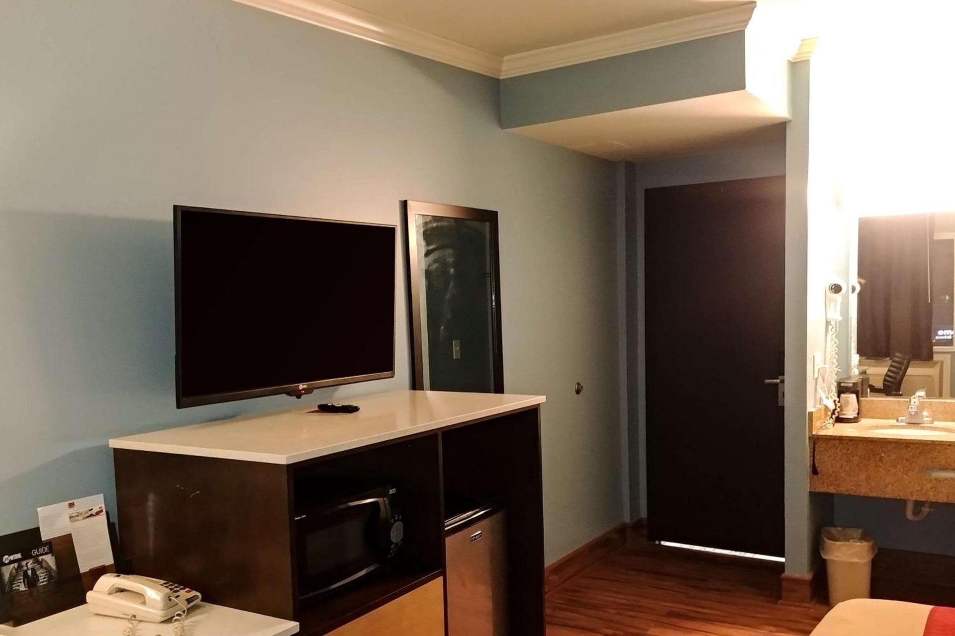 Econo Lodge Milldale - Southington photo 10