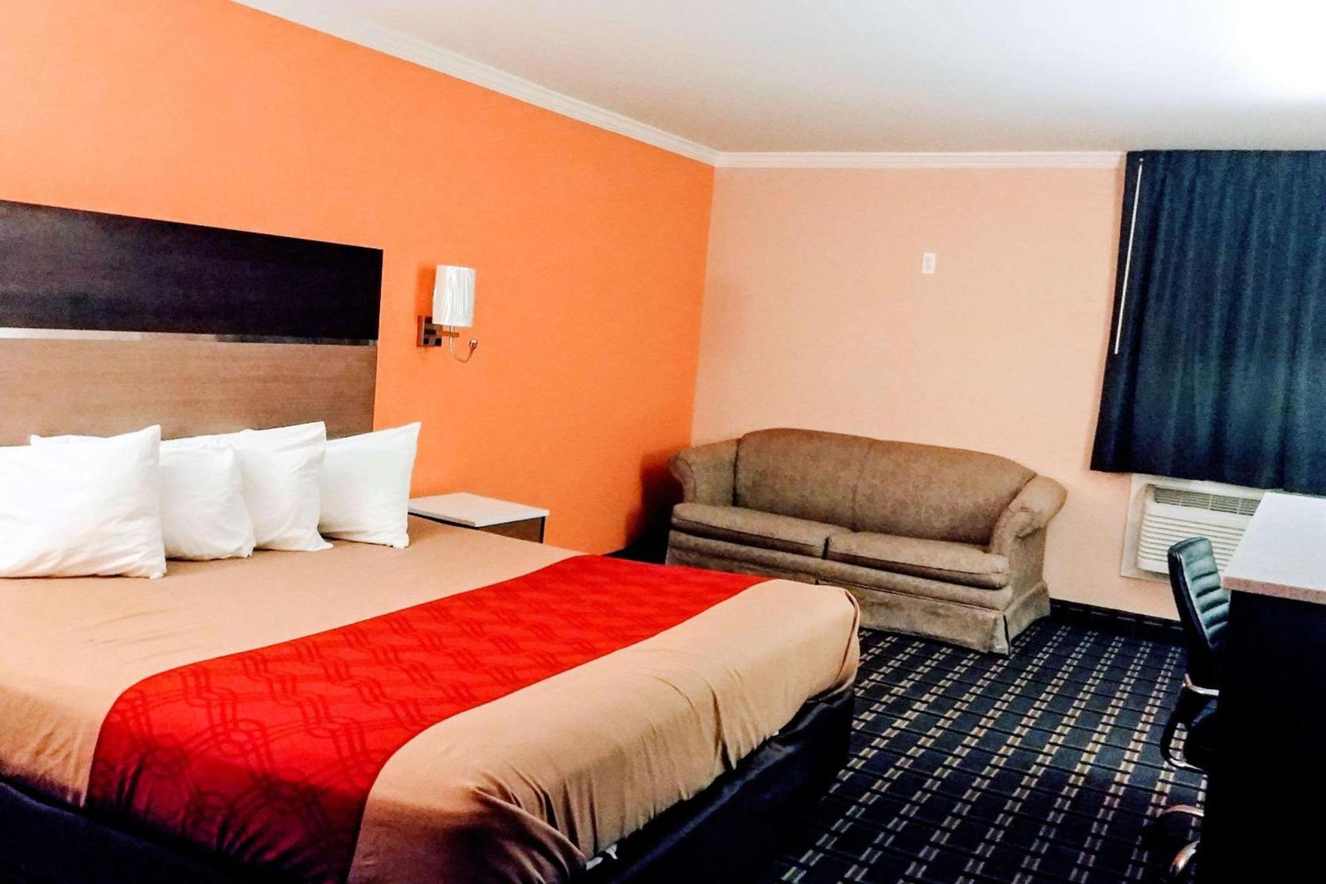 Econo Lodge Milldale - Southington photo 12