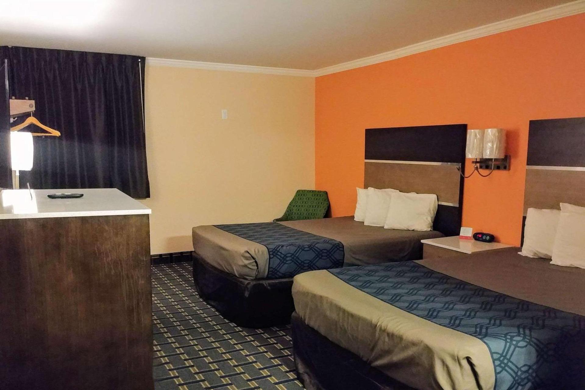 Econo Lodge Milldale - Southington photo 17