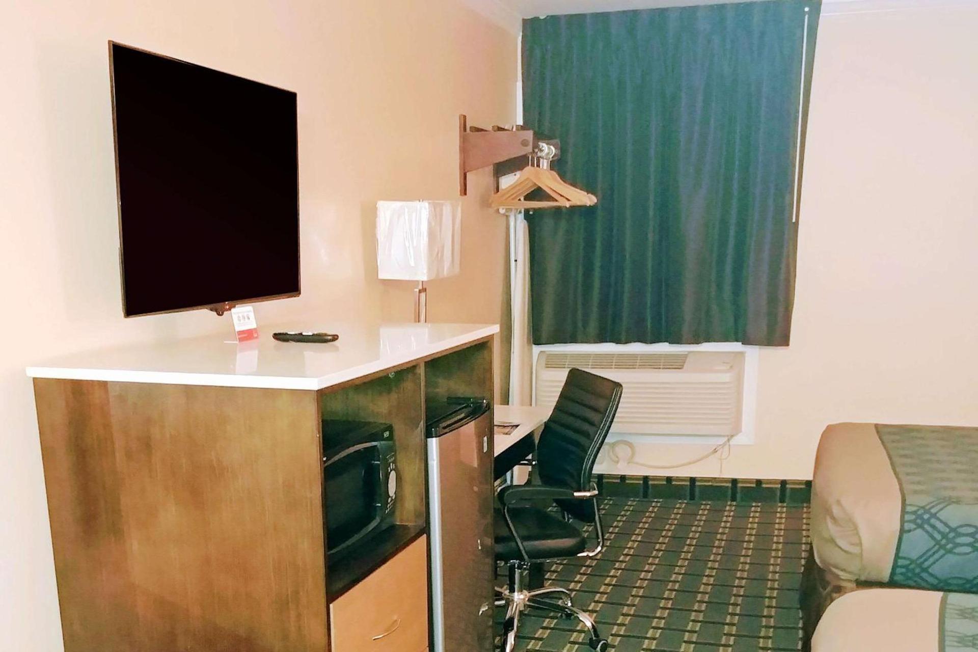 Econo Lodge Milldale - Southington photo 20