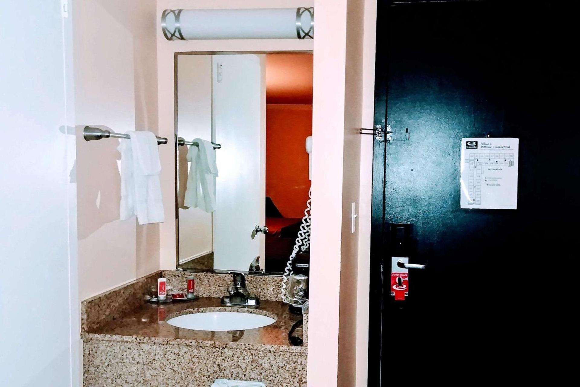 Econo Lodge Milldale - Southington photo 26