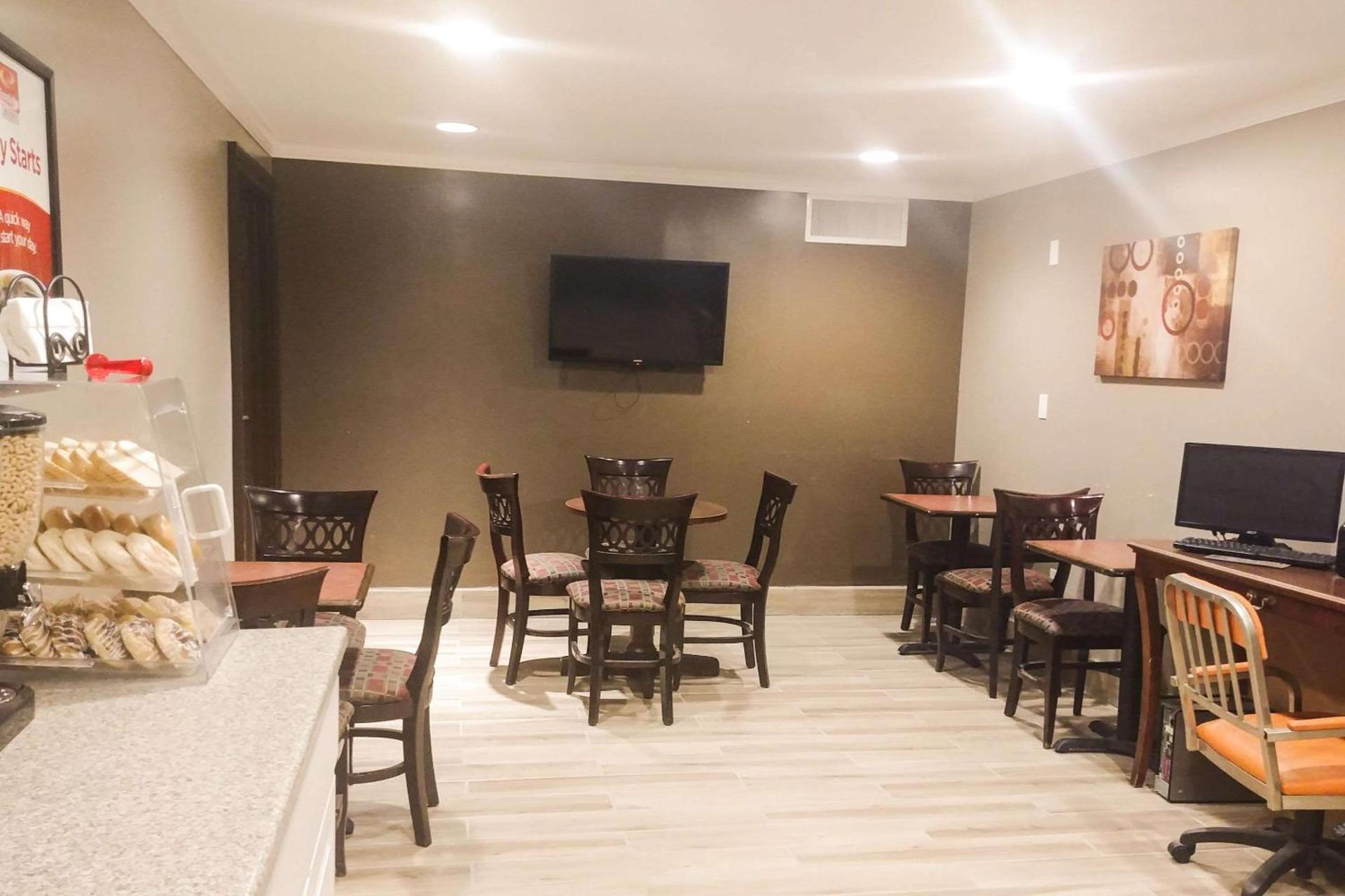 Econo Lodge Milldale - Southington photo 36