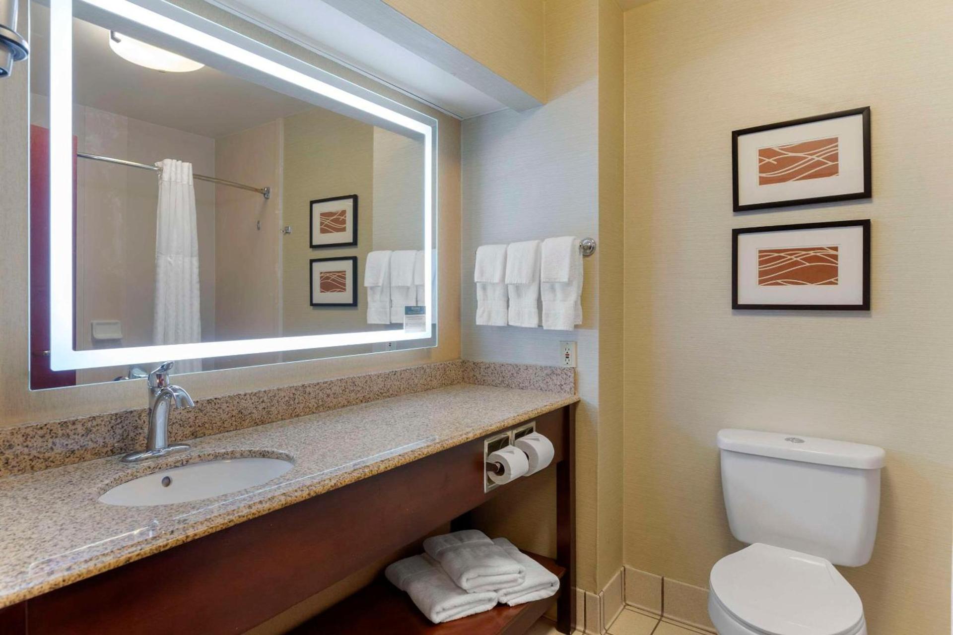 Comfort Inn & Suites Jackson North photo 17