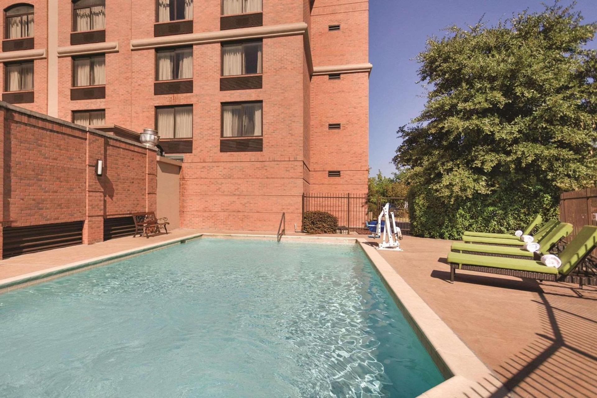 Hampton Inn By Hilton Addison Dallas photo 9