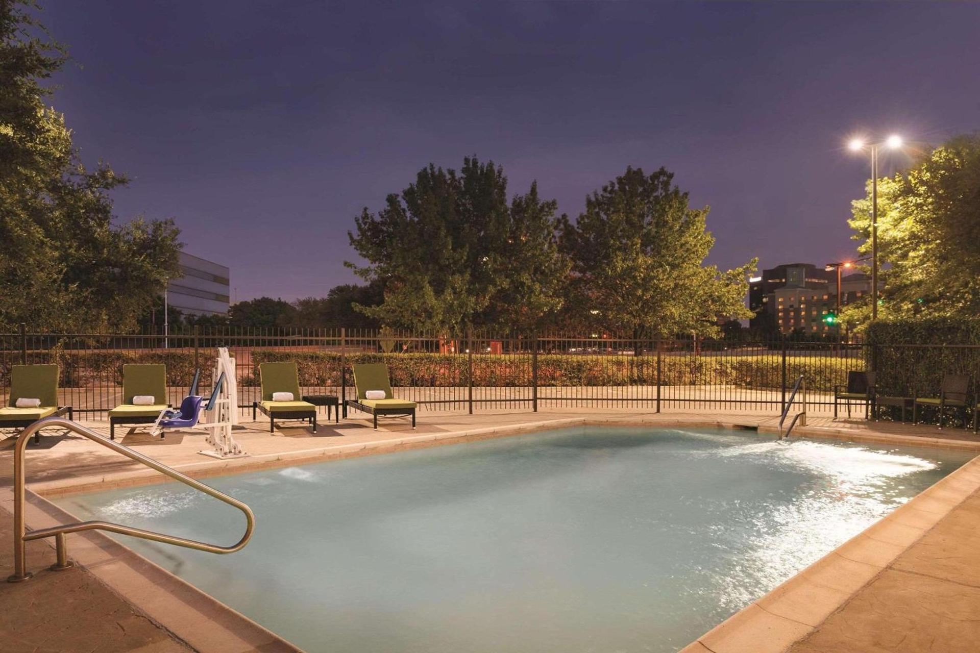 Hampton Inn By Hilton Addison Dallas photo 10