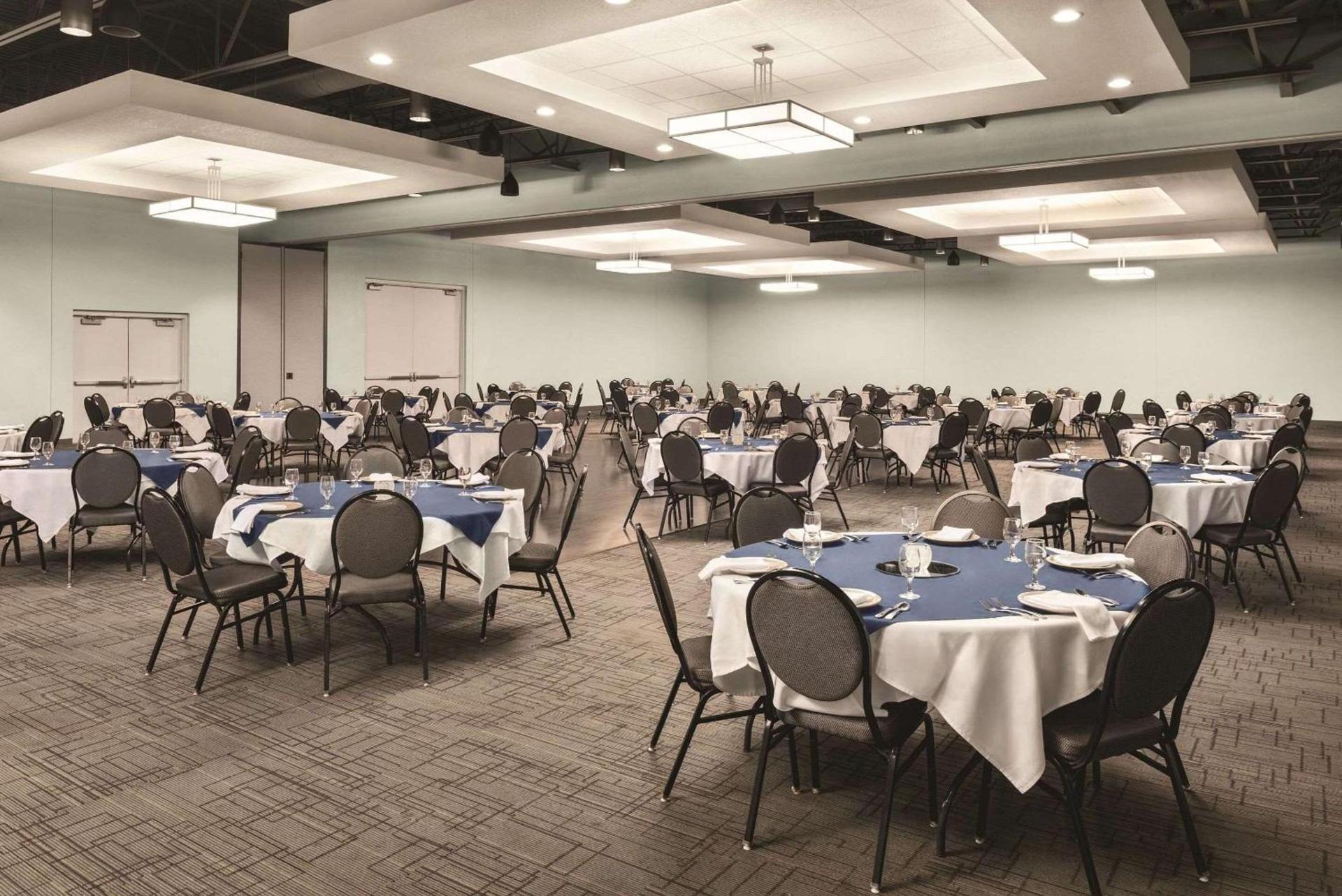 Radisson Hotel and Conference Center Fond du Lac photo 19