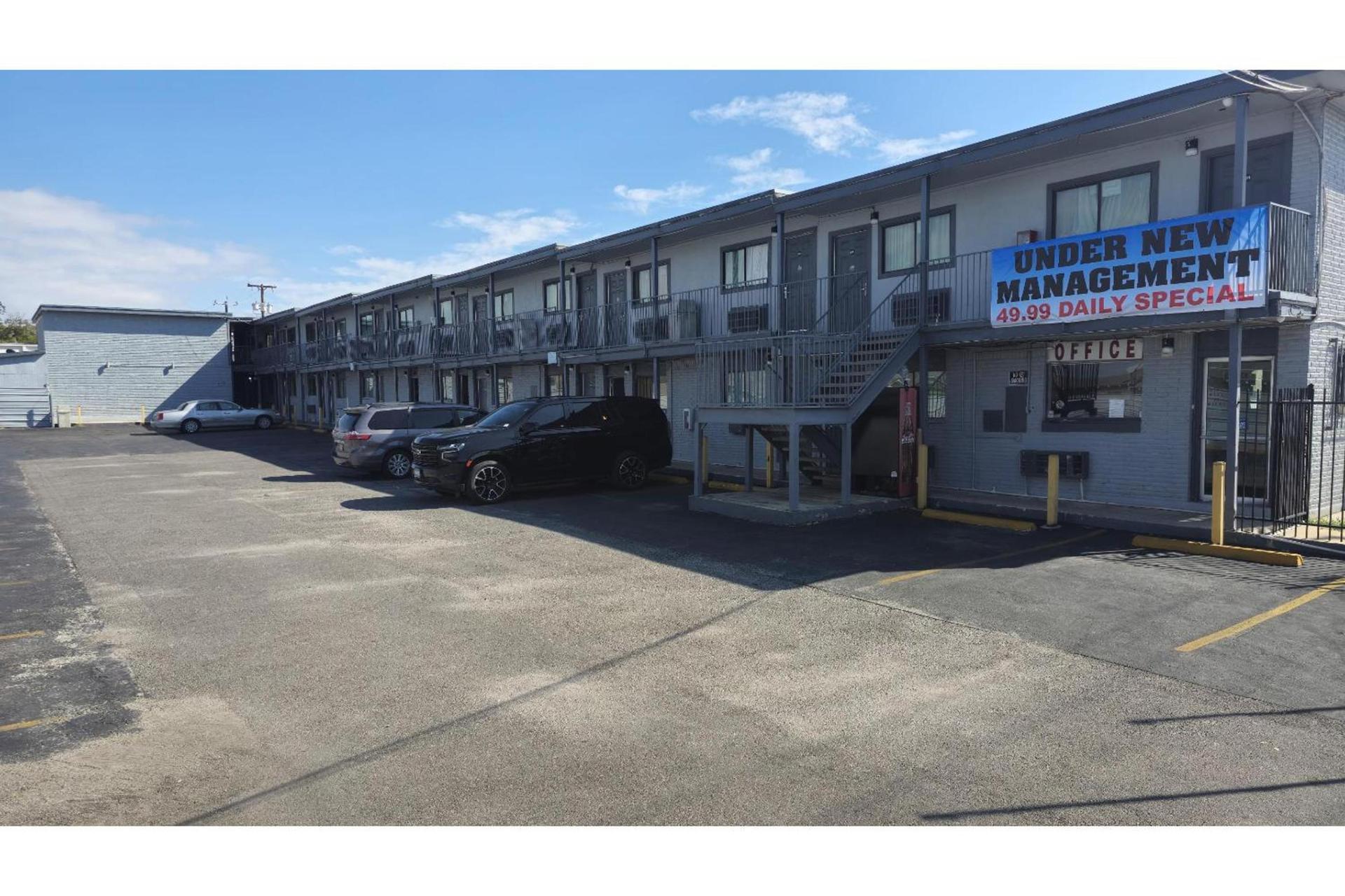 Super 7 Inn By OYO San Antonio NW Medical Center photo 6