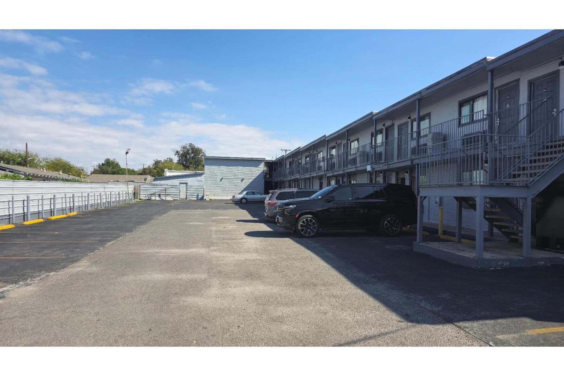 Super 7 Inn By OYO San Antonio NW Medical Center photo 3