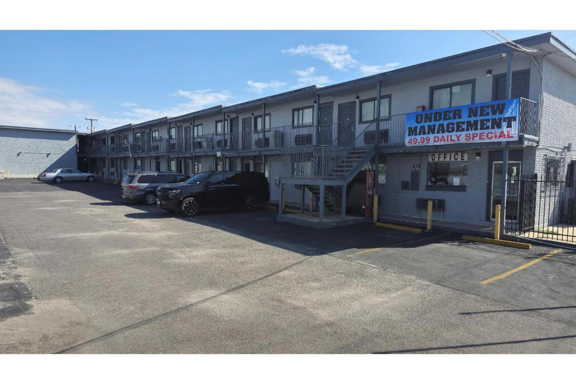Super 7 Inn By OYO San Antonio NW Medical Center photo 1