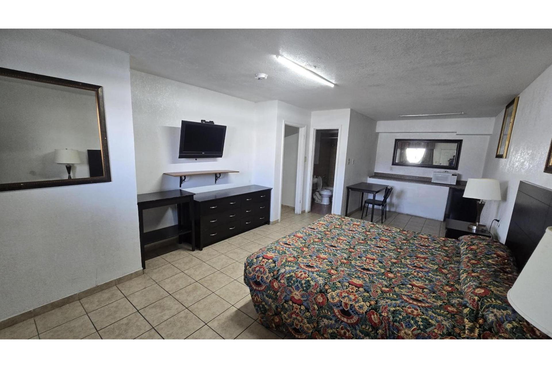 Super 7 Inn By OYO San Antonio NW Medical Center photo 9