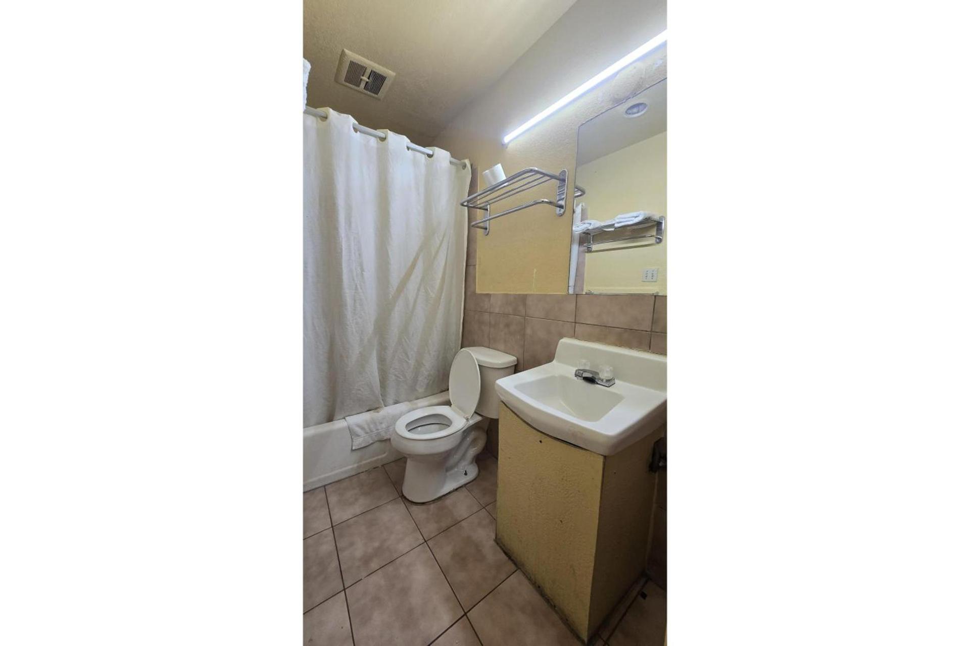 Super 7 Inn By OYO San Antonio NW Medical Center photo 10