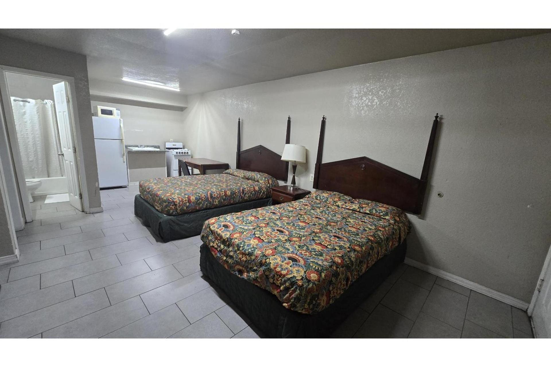 Super 7 Inn By OYO San Antonio NW Medical Center photo 12