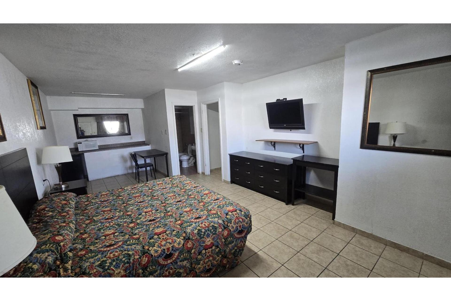 Super 7 Inn By OYO San Antonio NW Medical Center photo 13