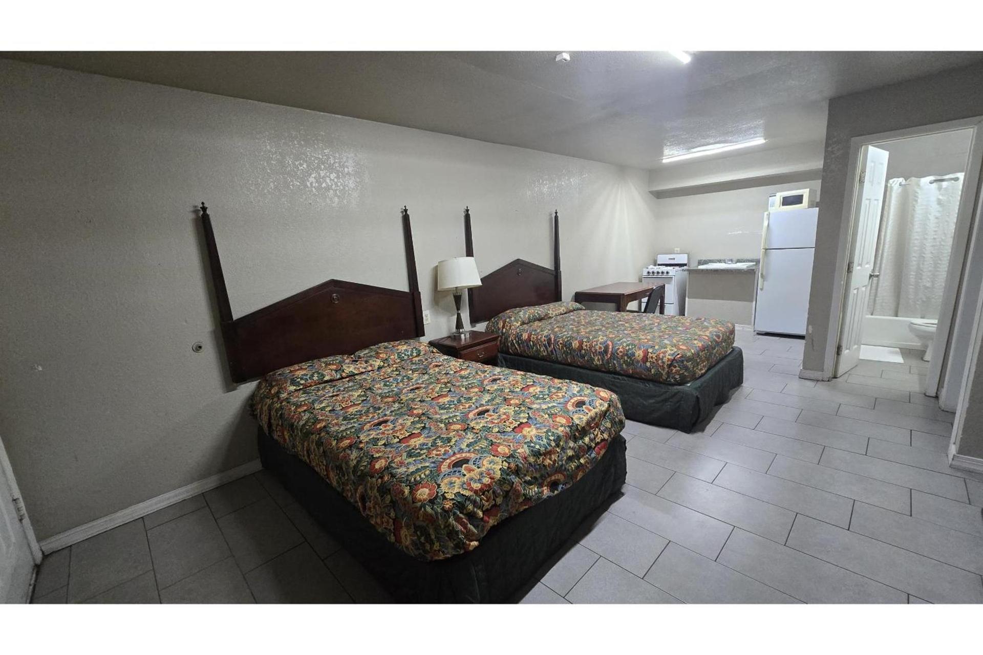 Super 7 Inn By OYO San Antonio NW Medical Center photo 14
