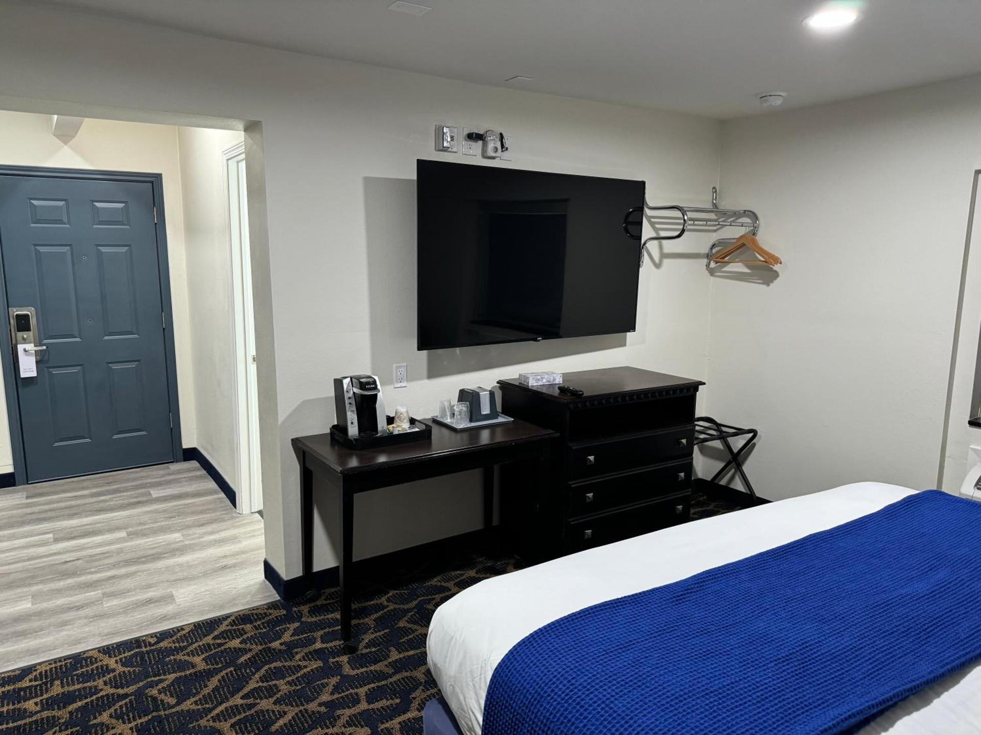 Lakeside Inn and Suites photo 37