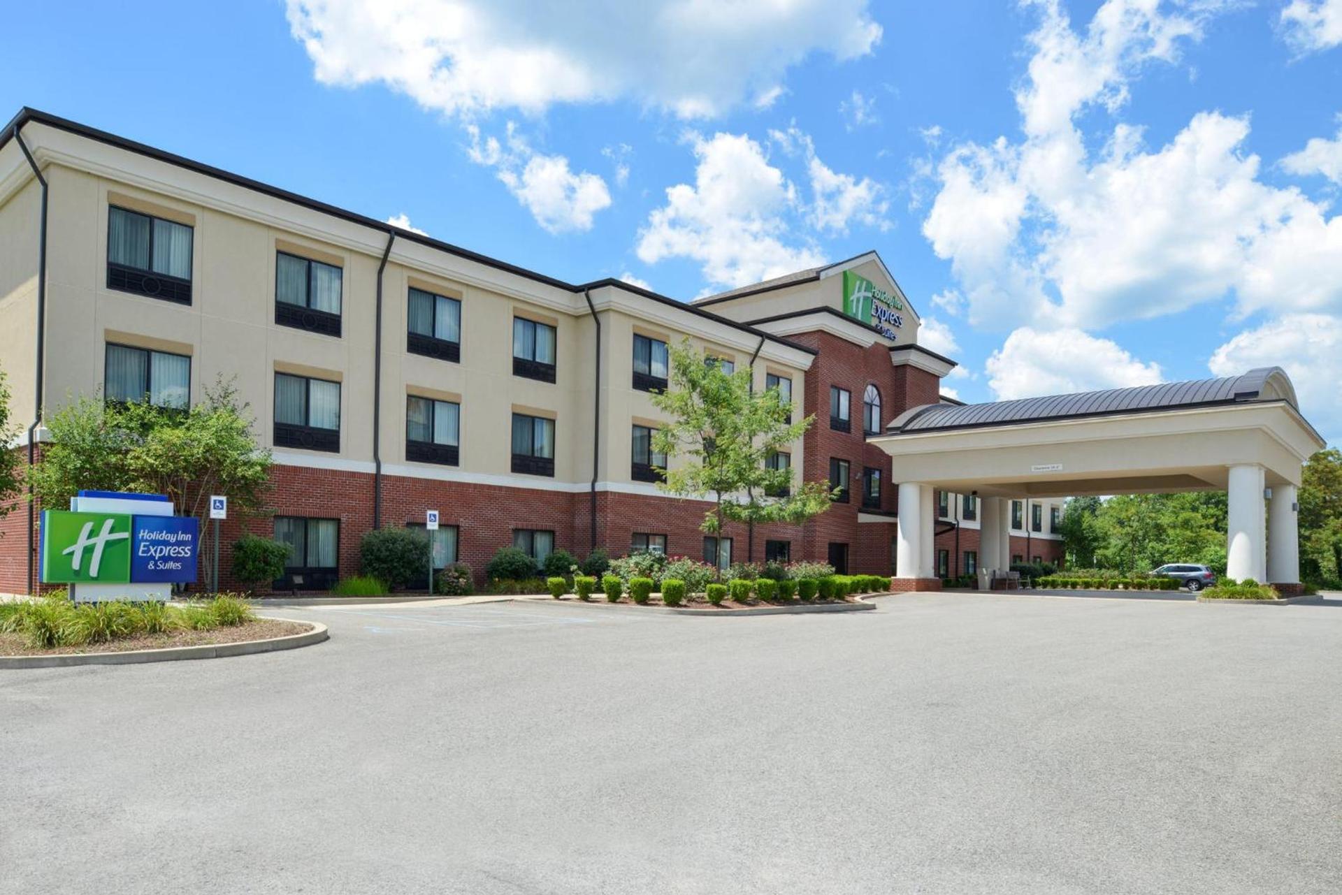 Holiday Inn Express & Suites Fairmont by IHG — hotel in Fairmont