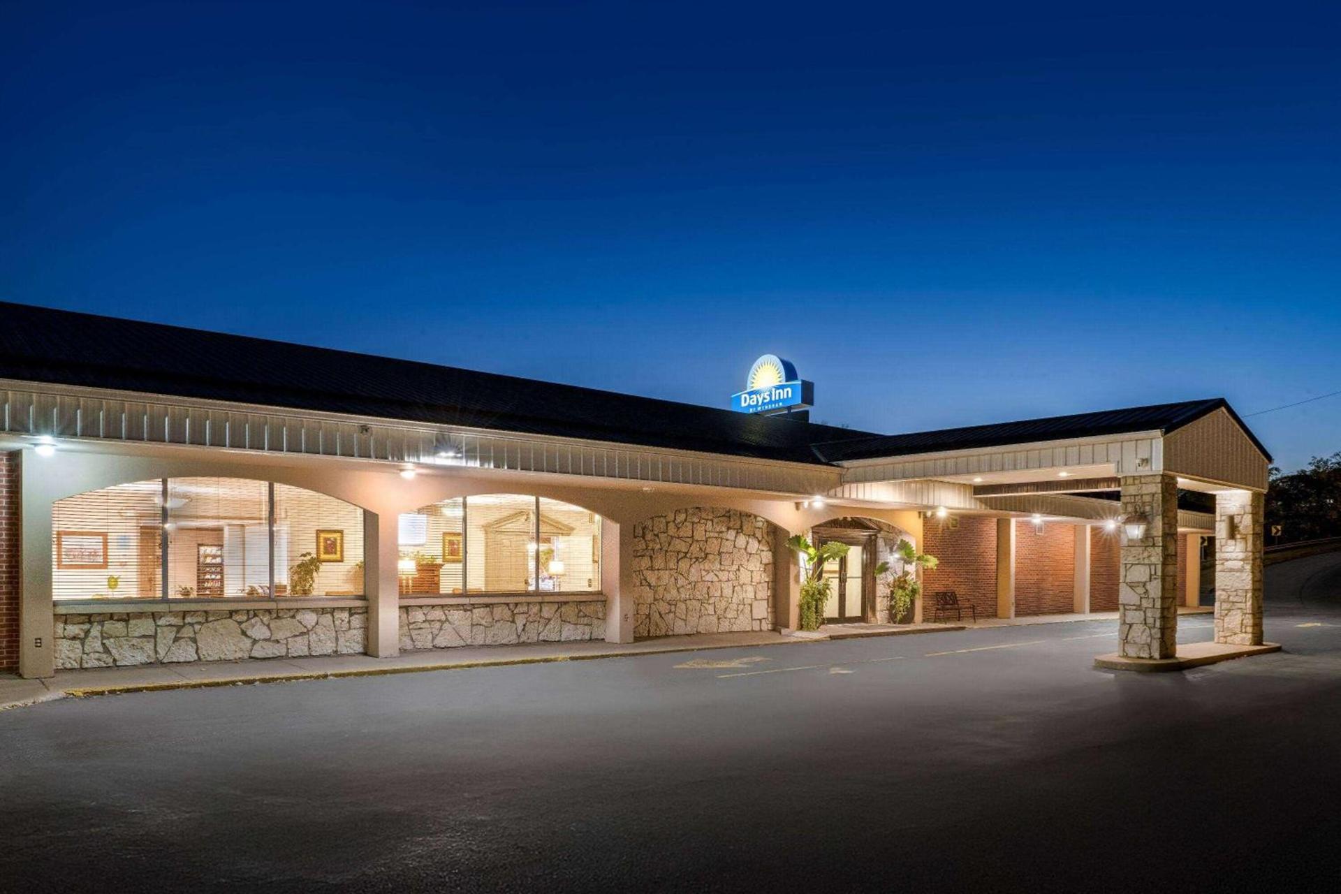 Days Inn by Wyndham Dubuque photo 3