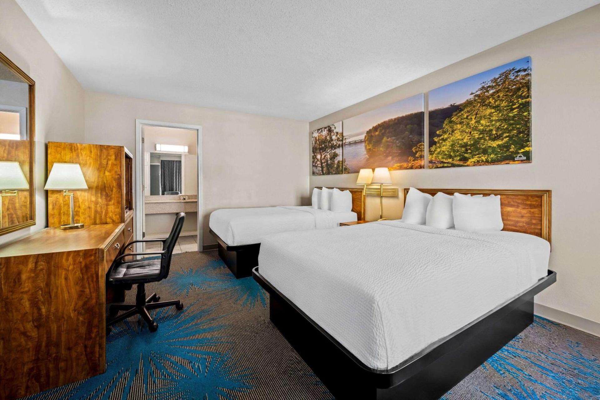 Days Inn by Wyndham Dubuque photo 13