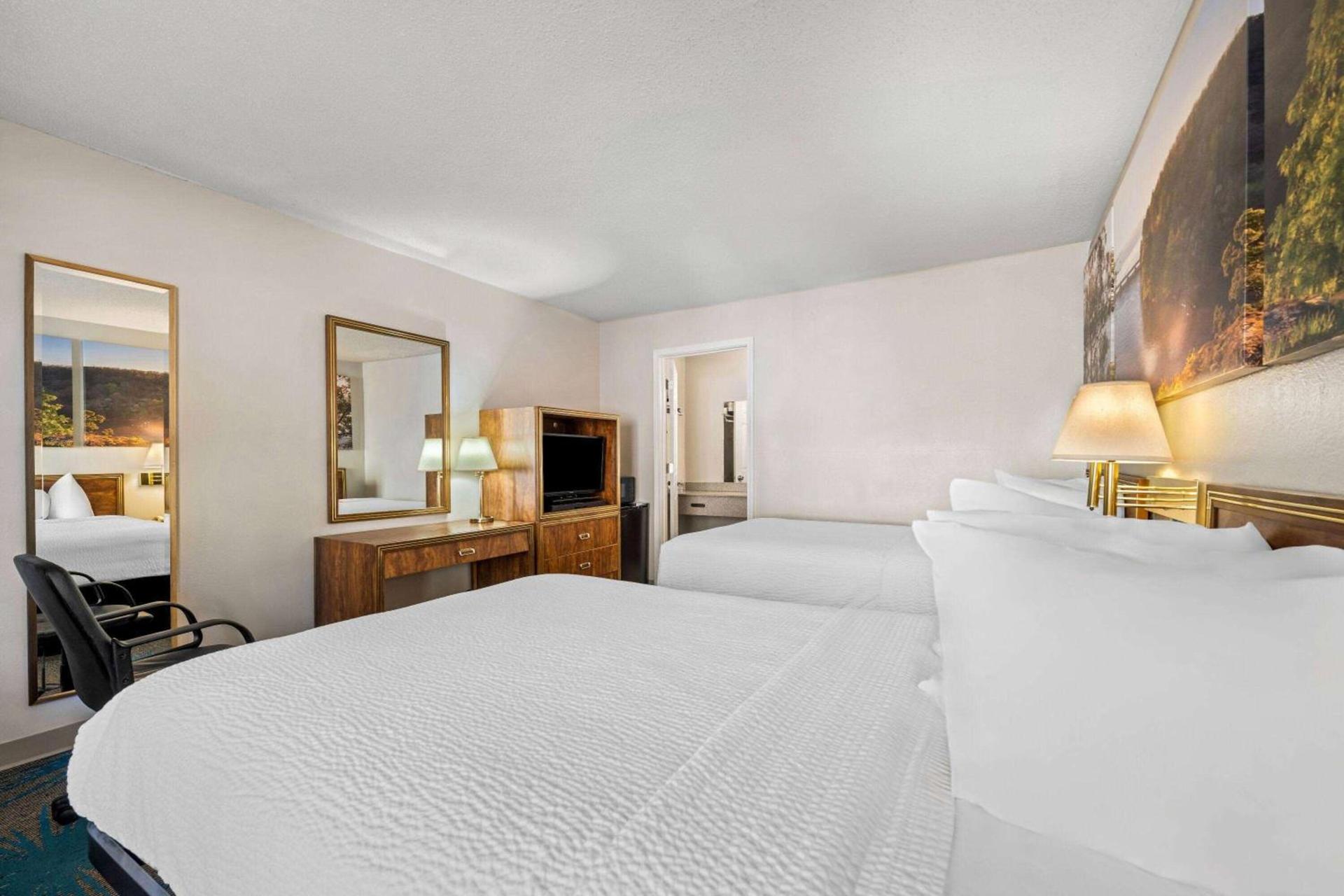 Days Inn by Wyndham Dubuque photo 14