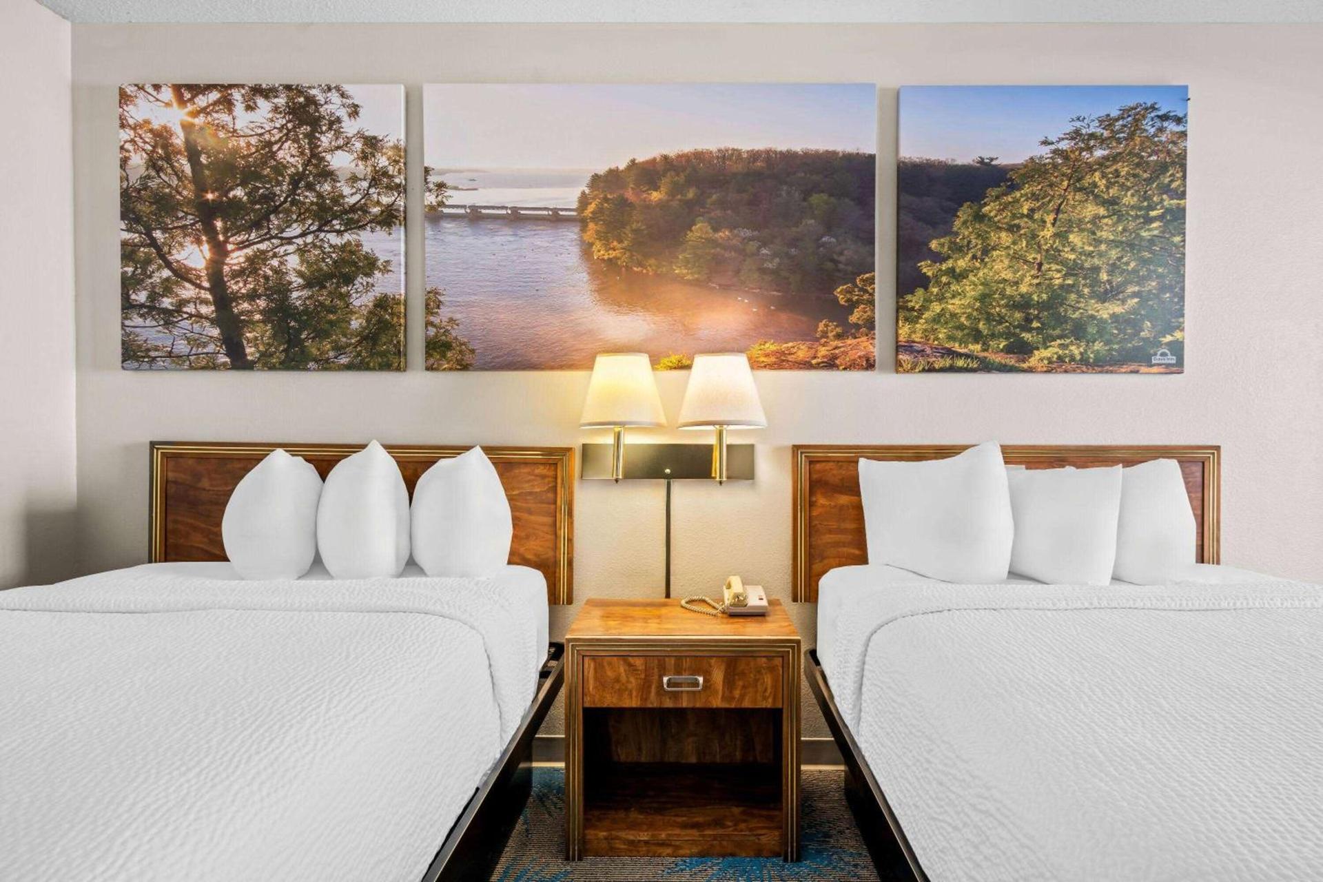 Days Inn by Wyndham Dubuque photo 15