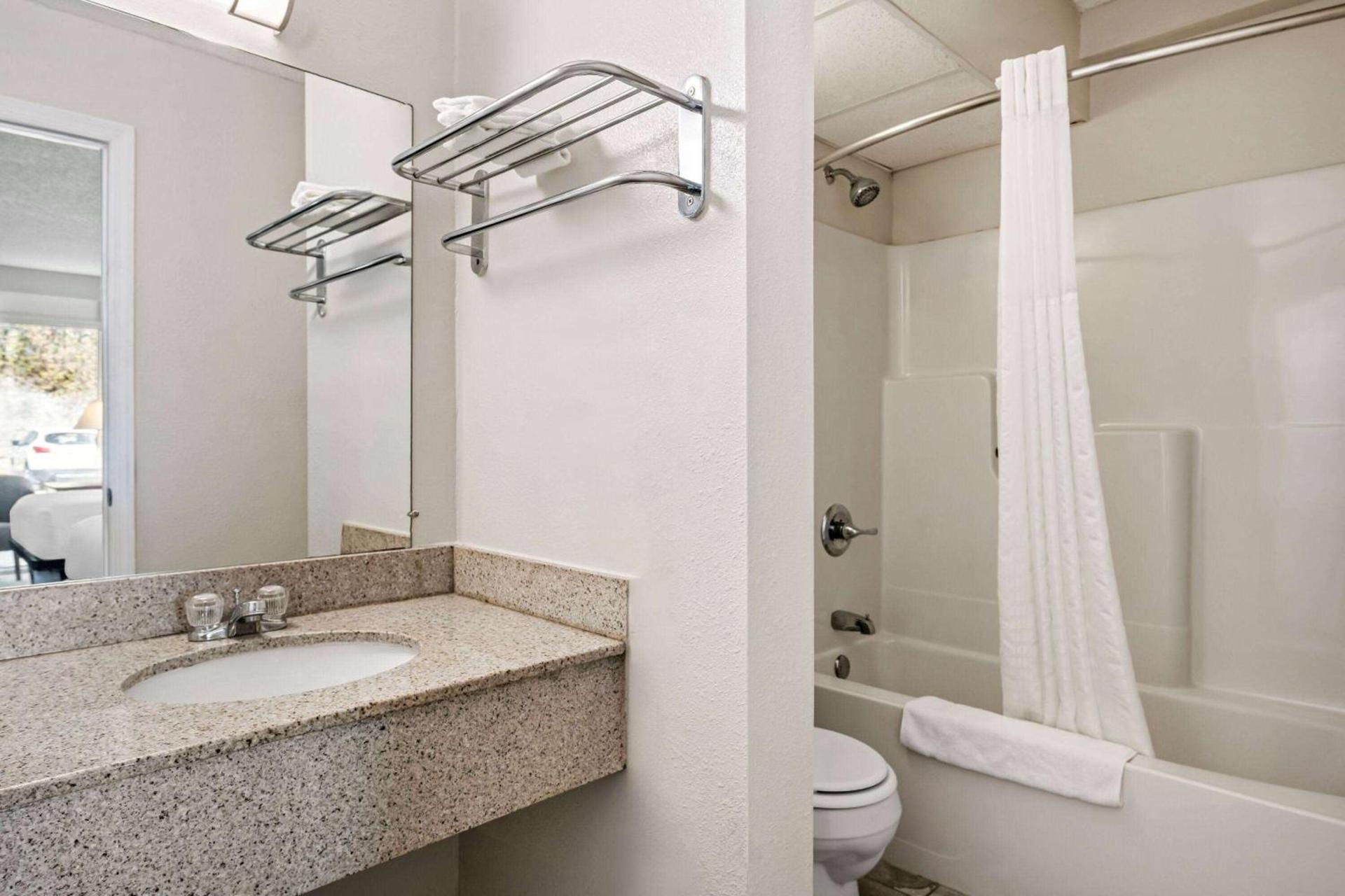 Days Inn by Wyndham Dubuque photo 16