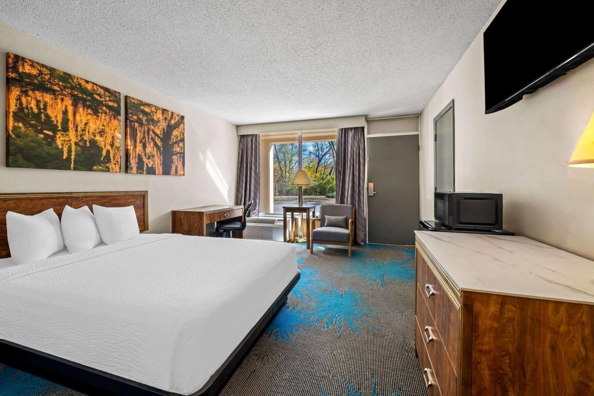 Days Inn by Wyndham Dubuque photo 19