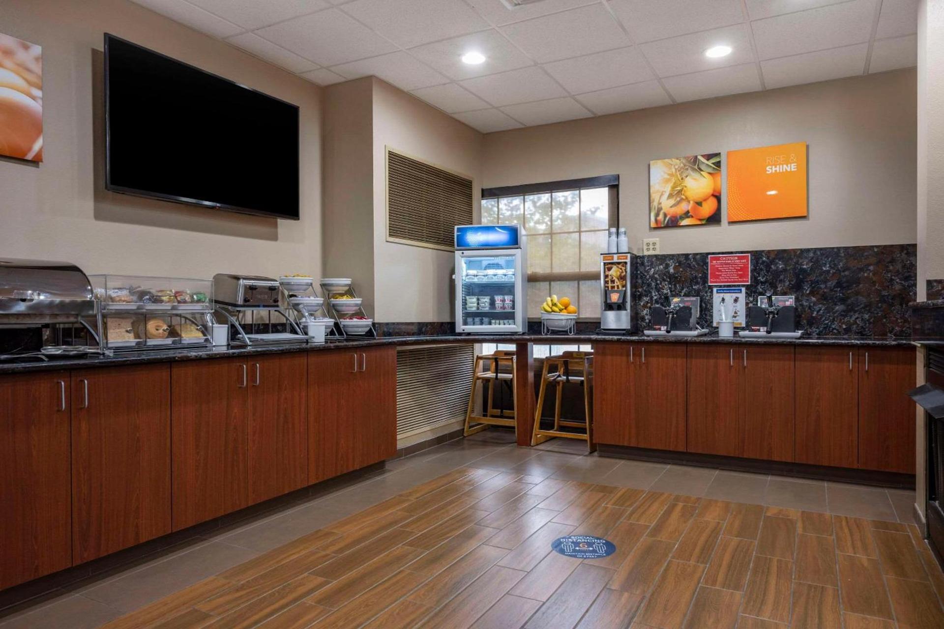 Comfort Suites State College near Penn State - Steps Away from PSU! photo 27