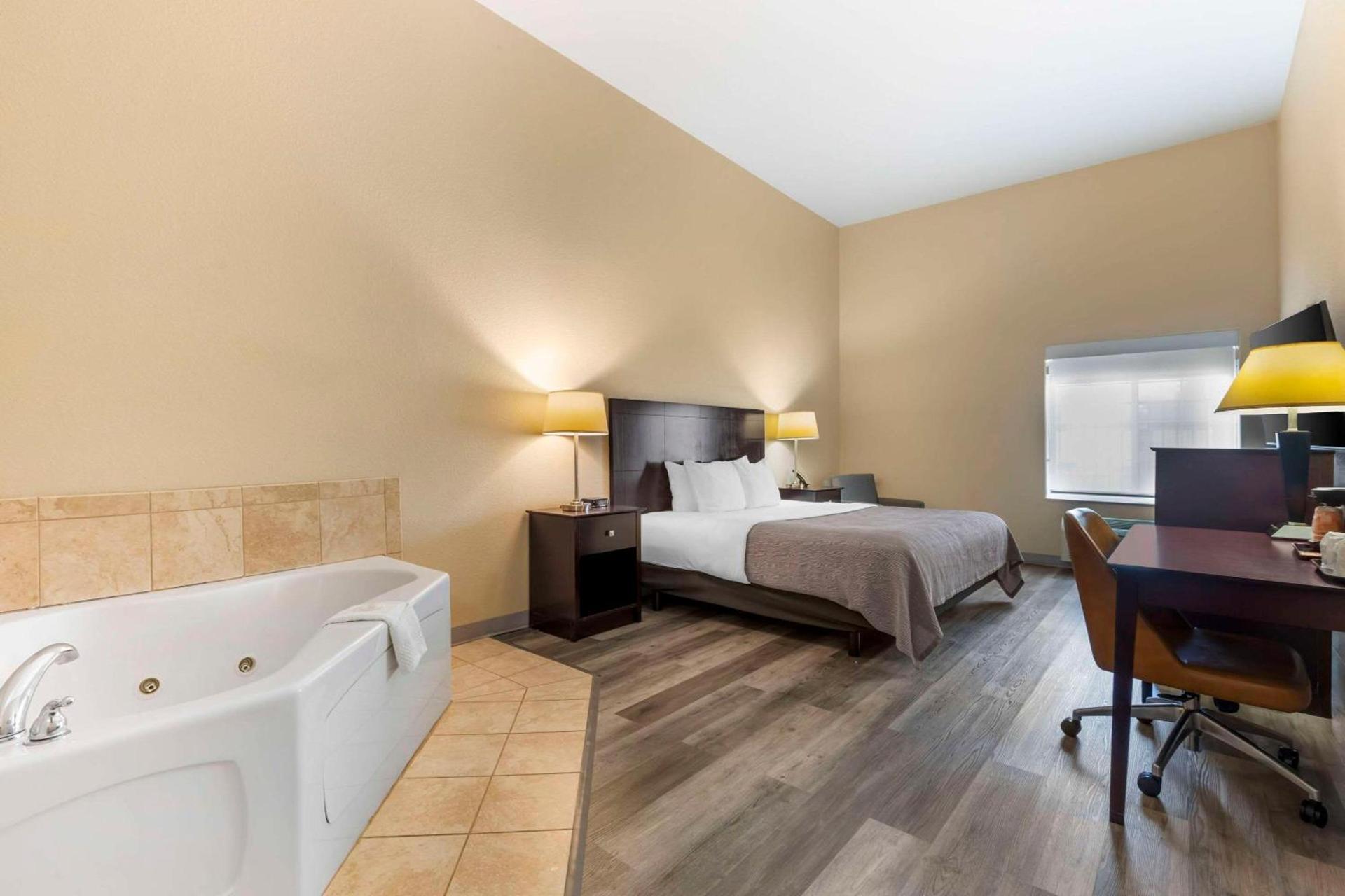 Quality Inn & Suites Groesbeck North photo 9
