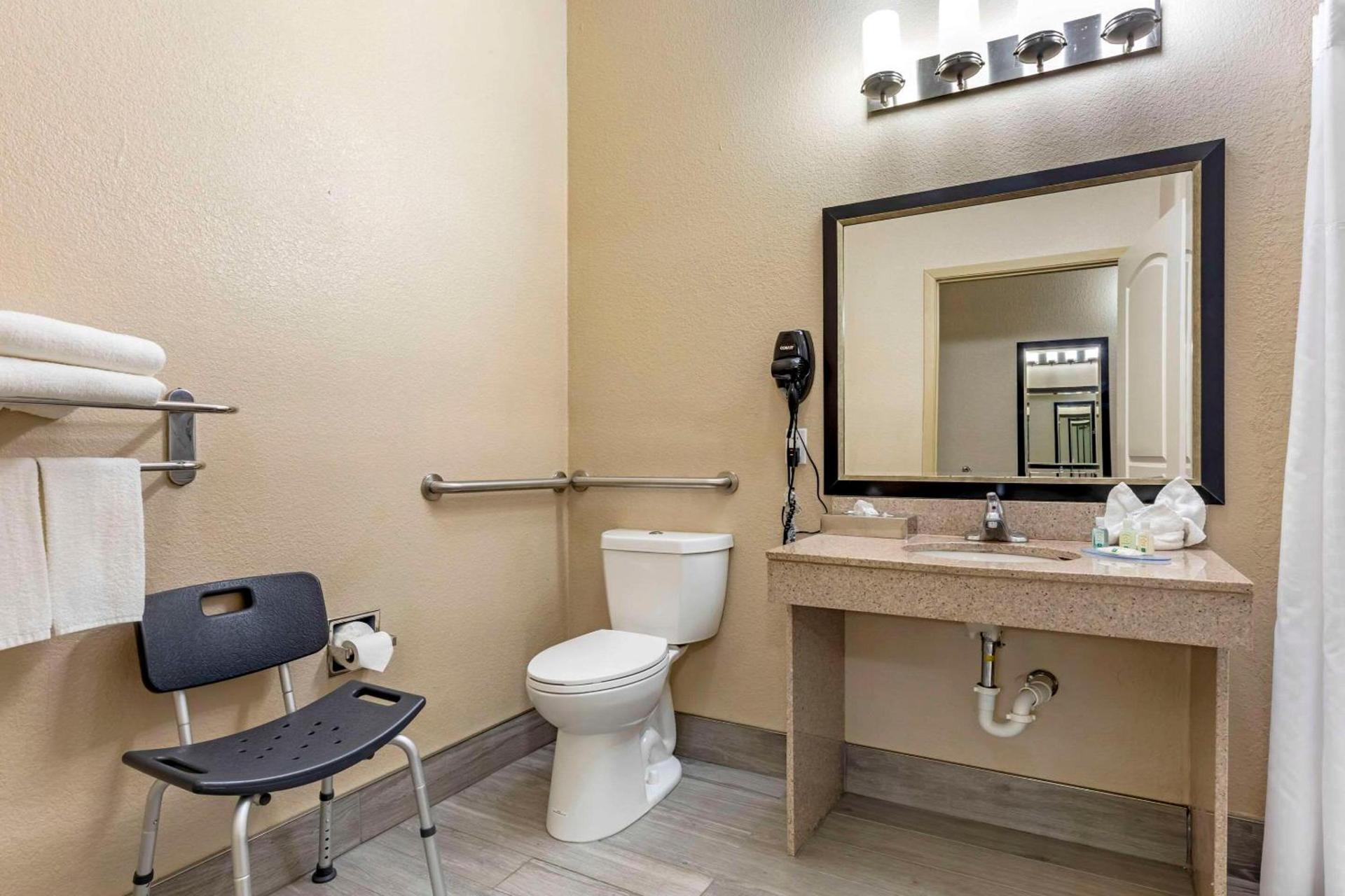 Quality Inn & Suites Groesbeck North photo 13