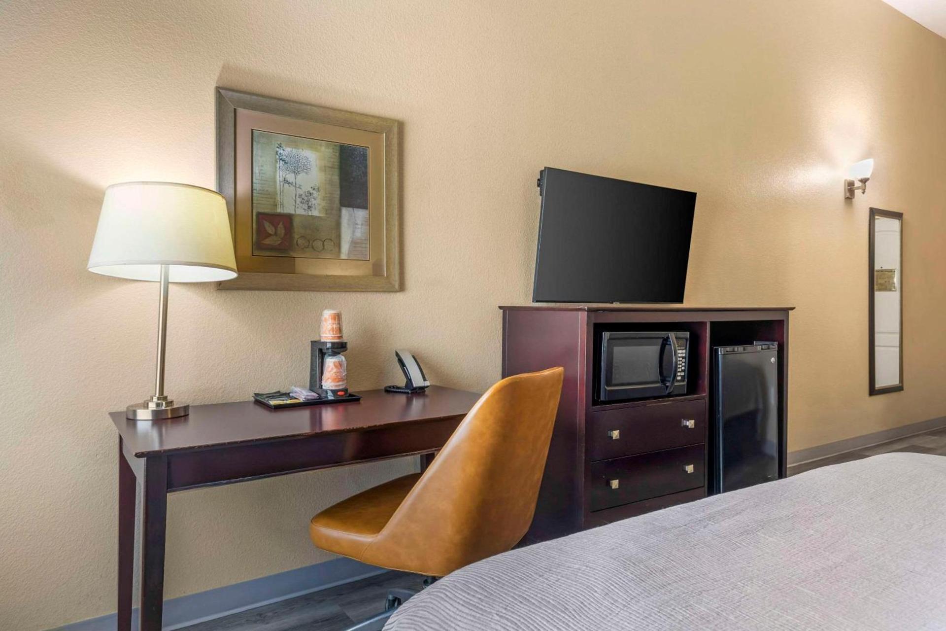 Quality Inn & Suites Groesbeck North photo 16