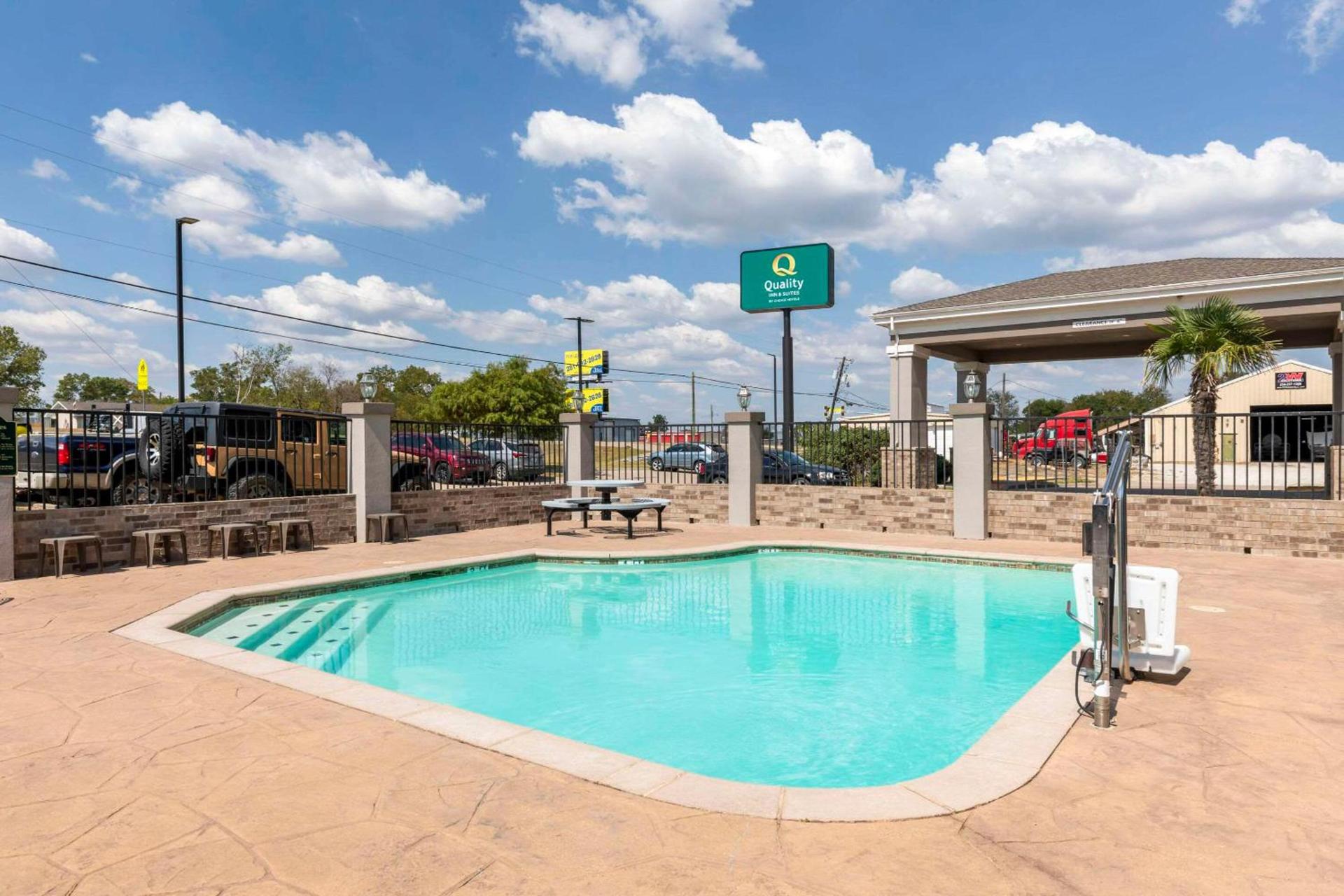 Quality Inn & Suites Groesbeck North photo 22