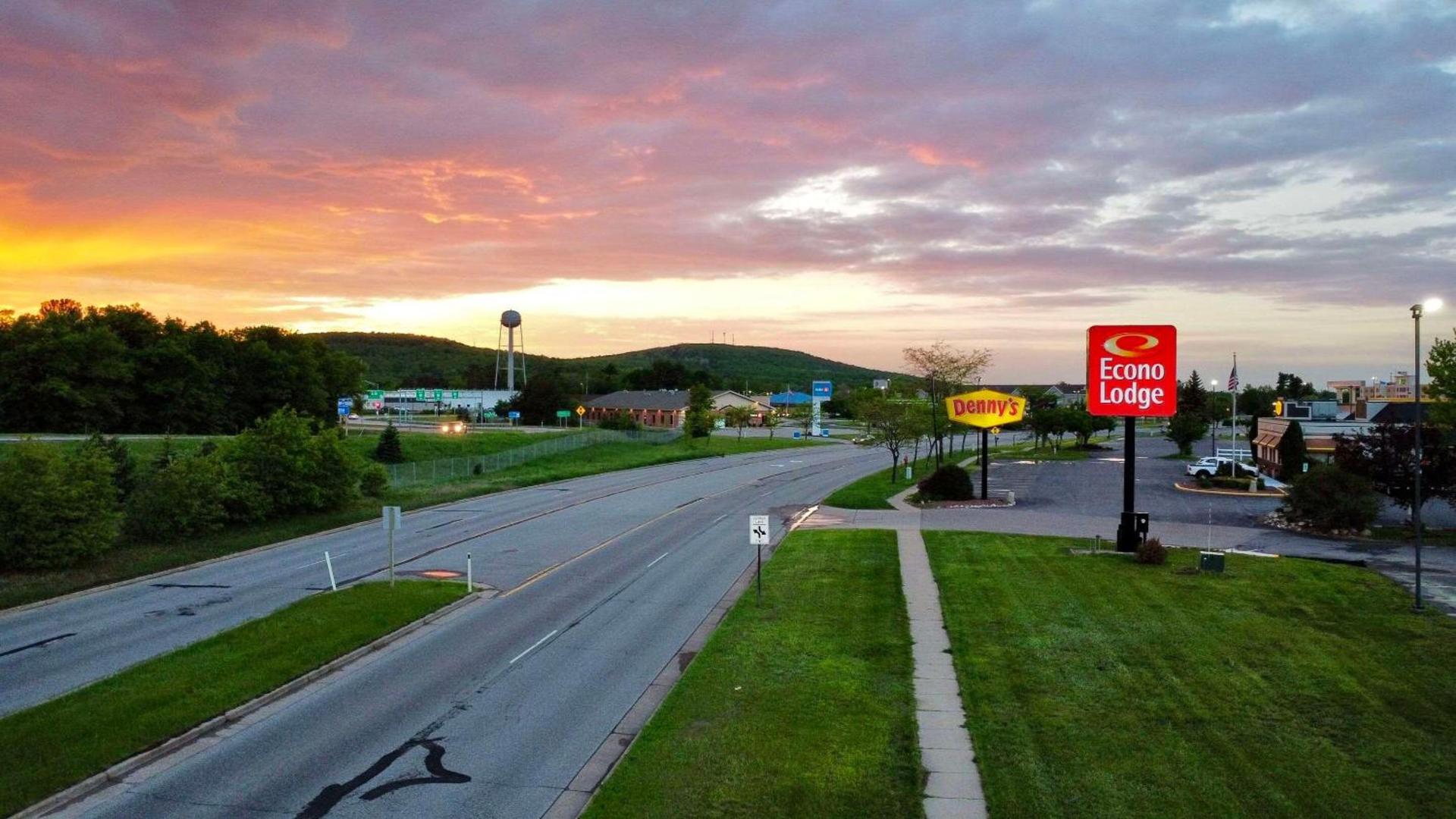 Econo Lodge Wausau - Rothschild photo 3