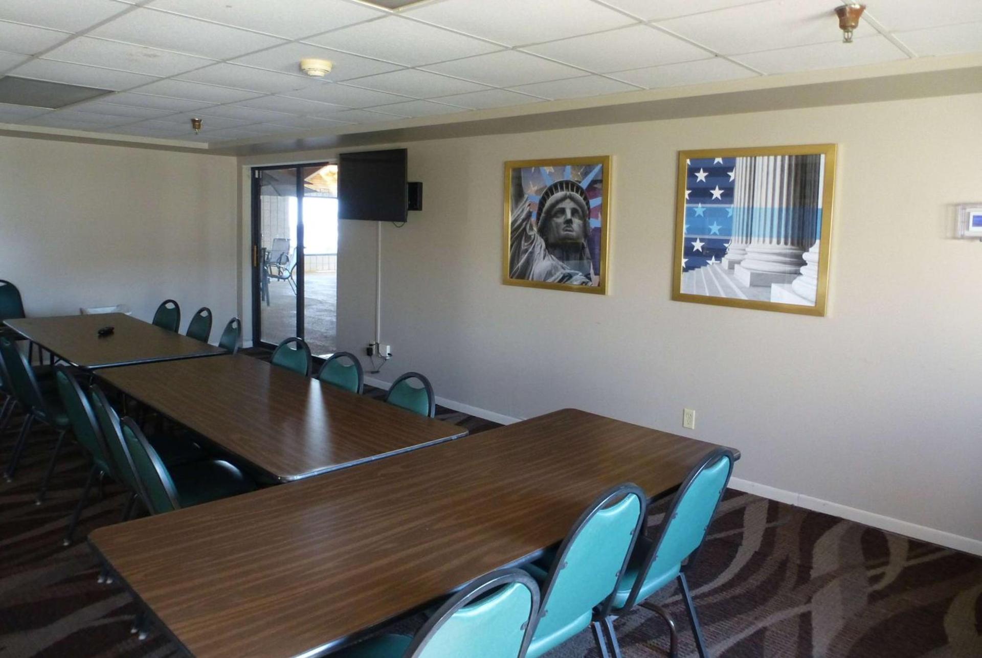 AmericInn by Wyndham Mitchell photo 9