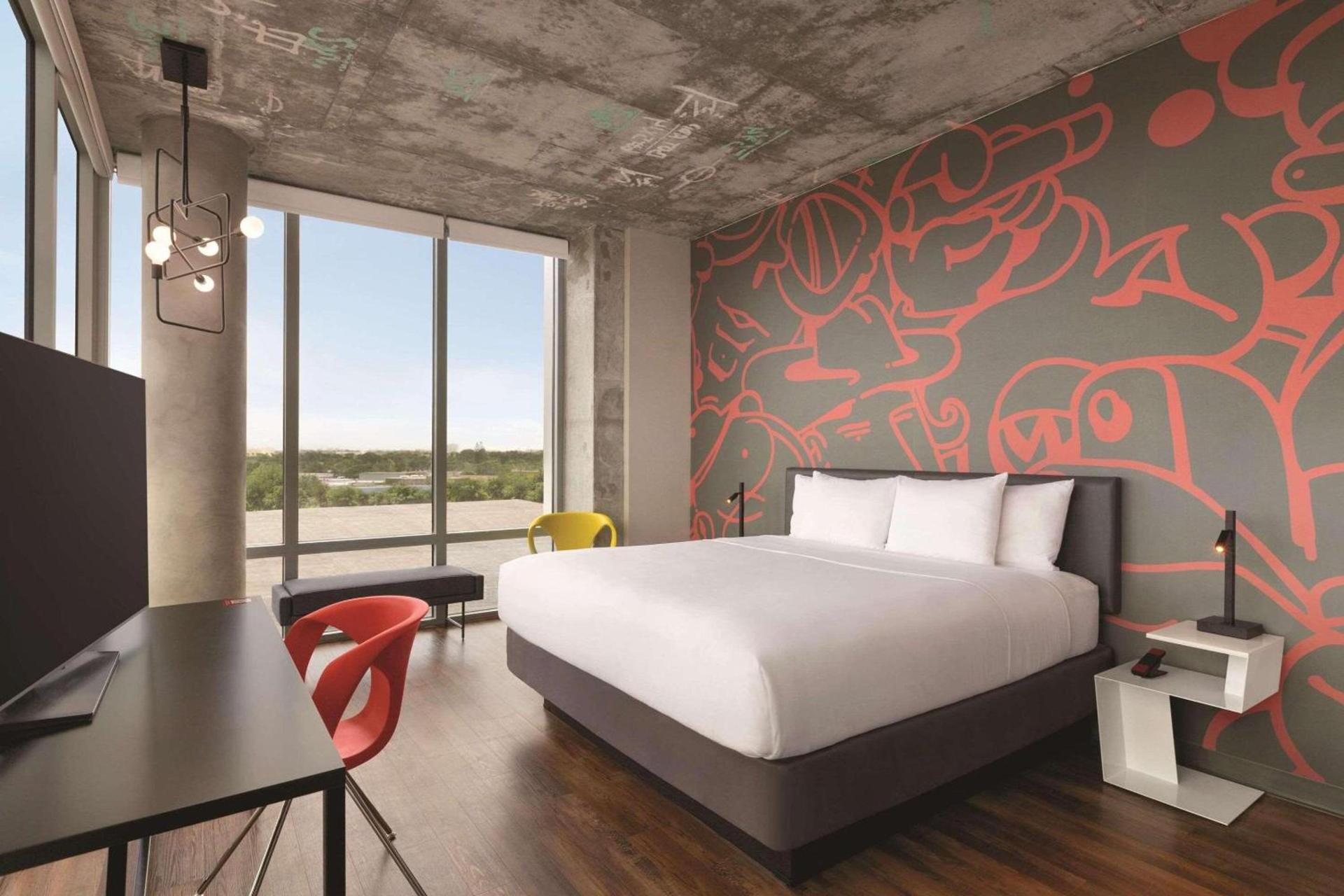 Radisson RED Miami Airport photo 6