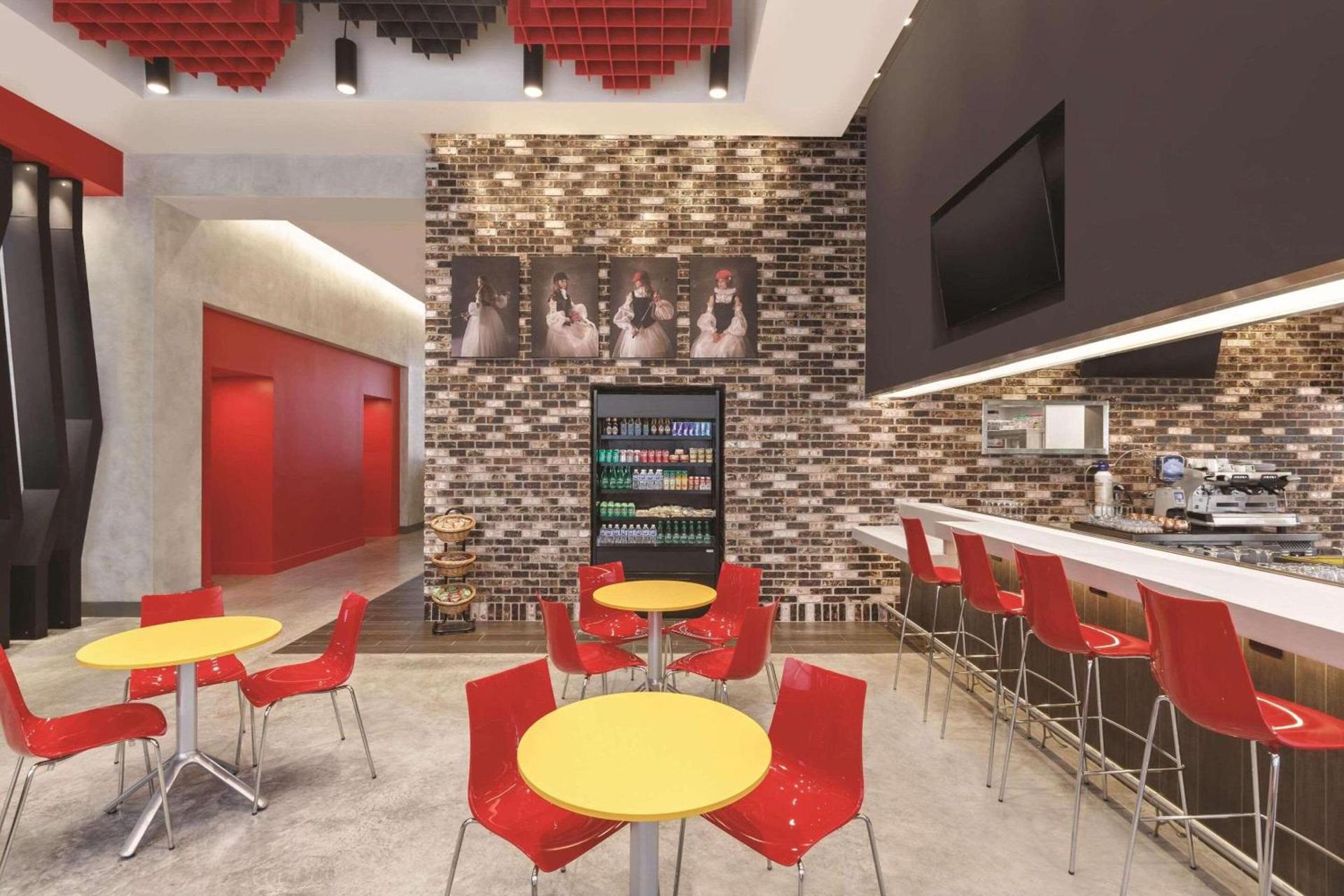 Radisson RED Miami Airport photo 29