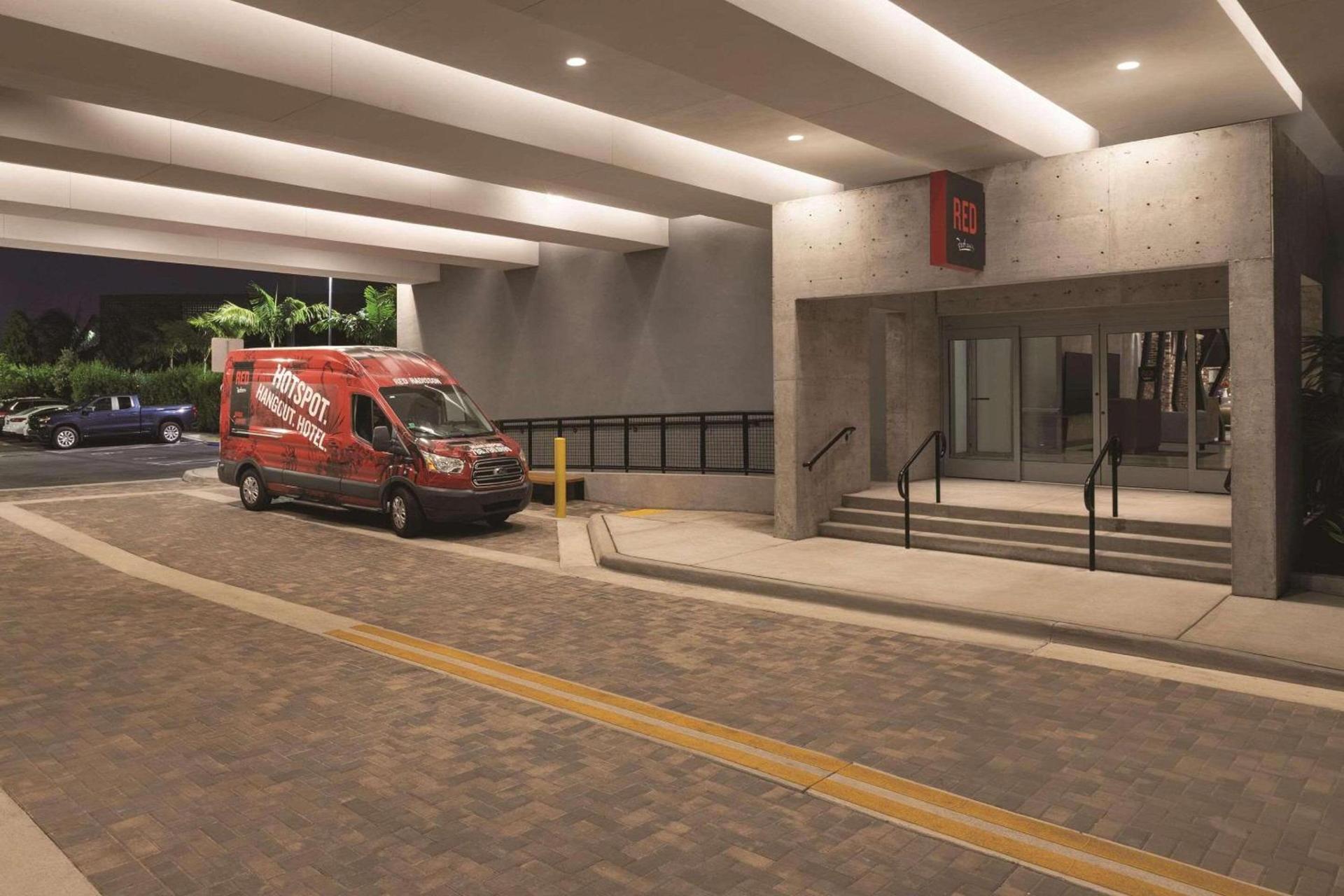 Radisson RED Miami Airport photo 31