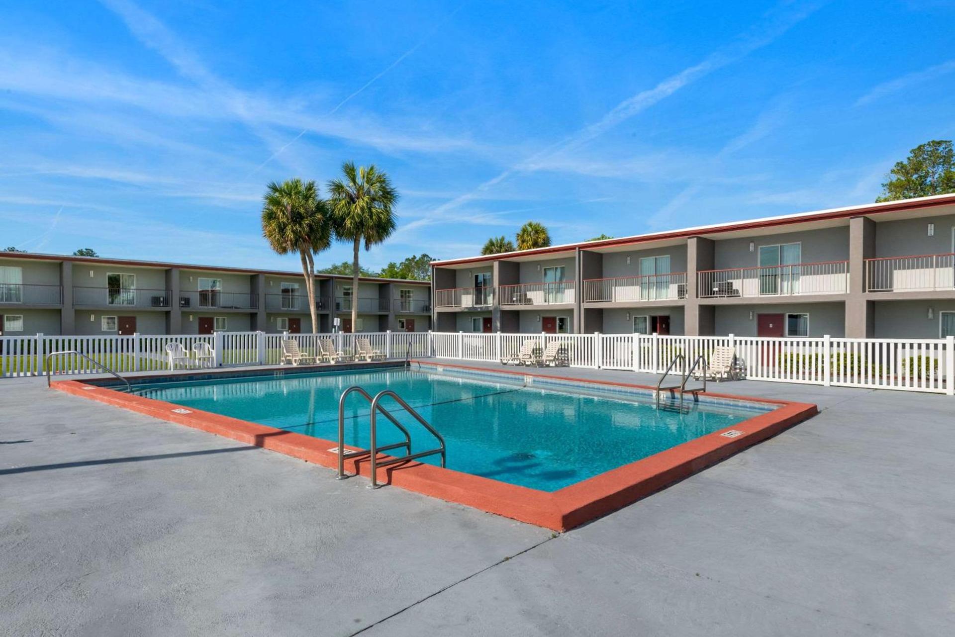 Quality Suites Wildwood - The Villages photo 2